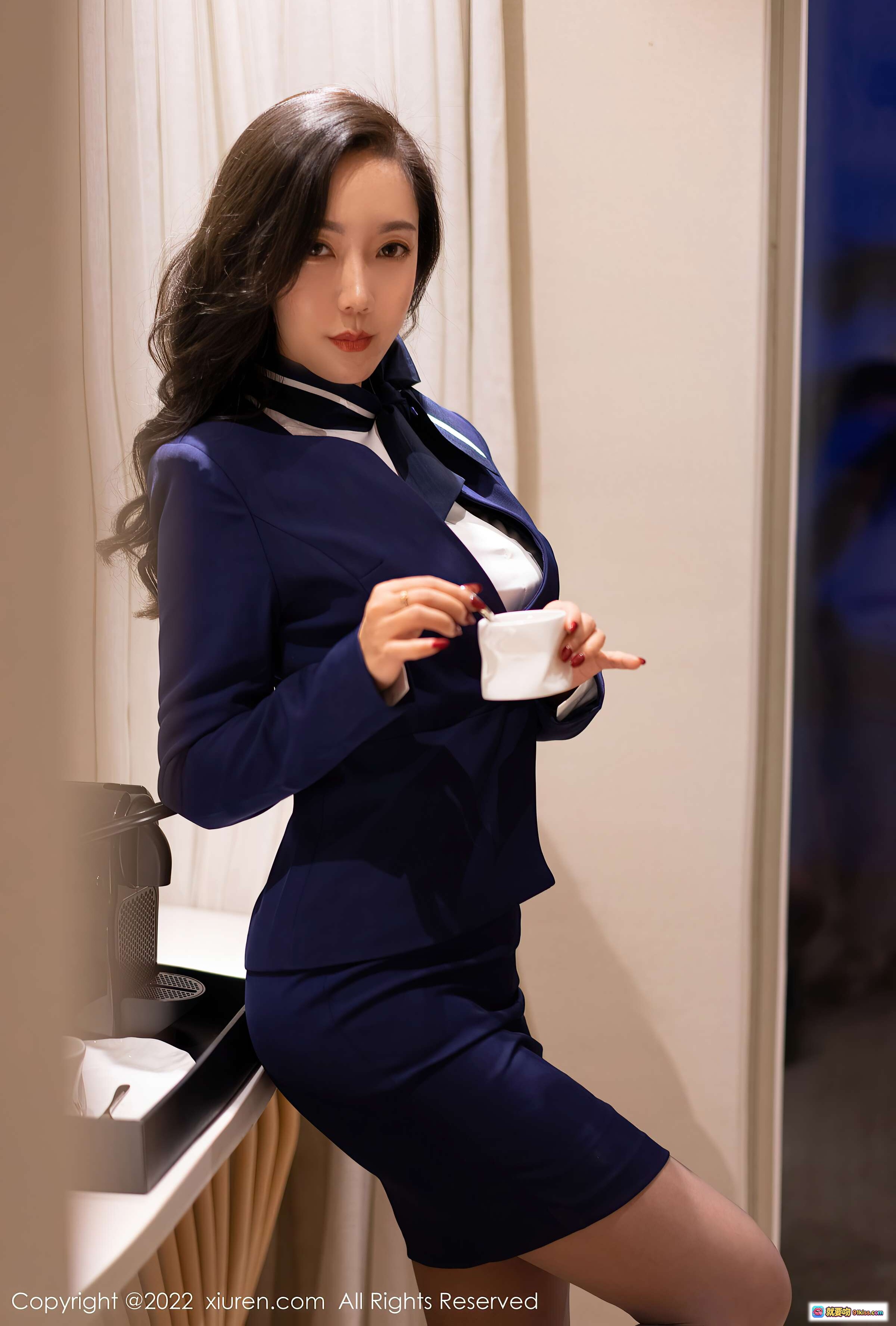 图片[4] - 艾静香三亚旅拍写真 | 深蓝职业套装优雅女神 | 咖啡时光性感侧颜 | XiuRen秀人网NO.4478高清美图 - 就要吻