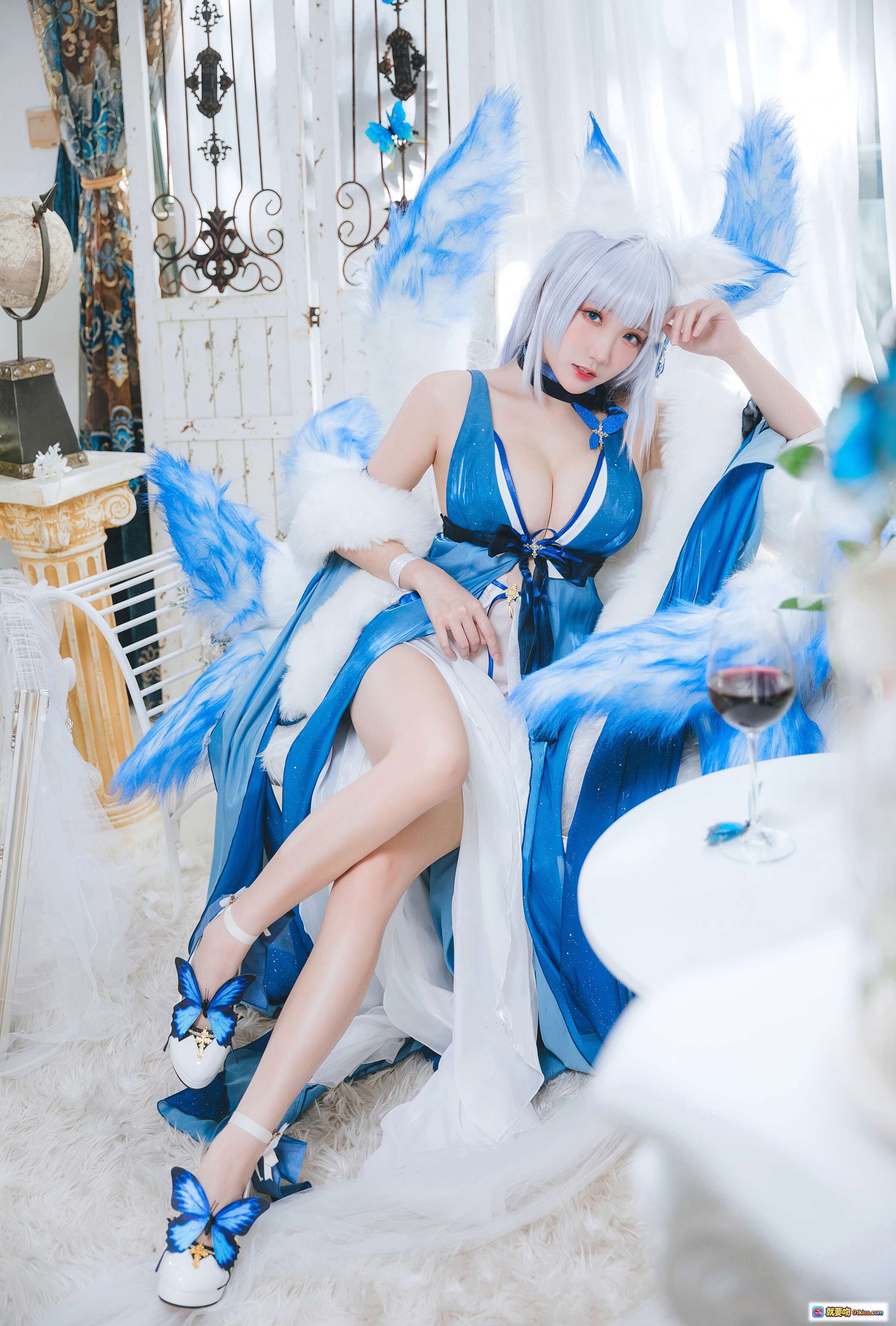 图片[8] - 丰满型Coser瓜希酱信浓Cosplay写真 | 蓝白羽翼少女装 | 甜美性感双马尾 | 室内梦幻布景 | 30P高清图集 - 就要吻
