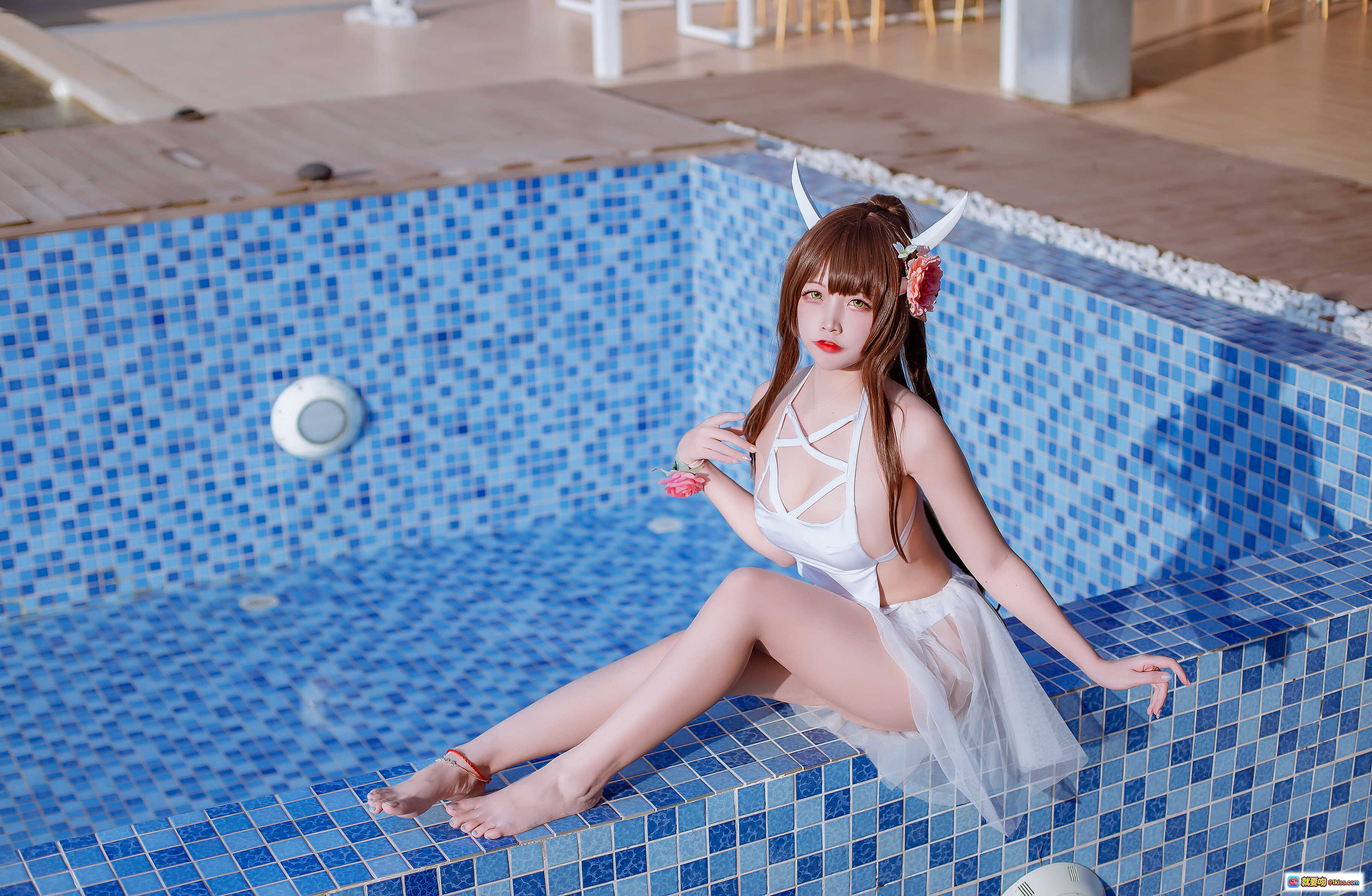 图片[4] - 二佐Nisa NO.112 碧蓝鲟泳装写真｜泳池边白裙少女｜花饰长发侧颜｜夏日度假风Cosplay美拍 - 就要吻