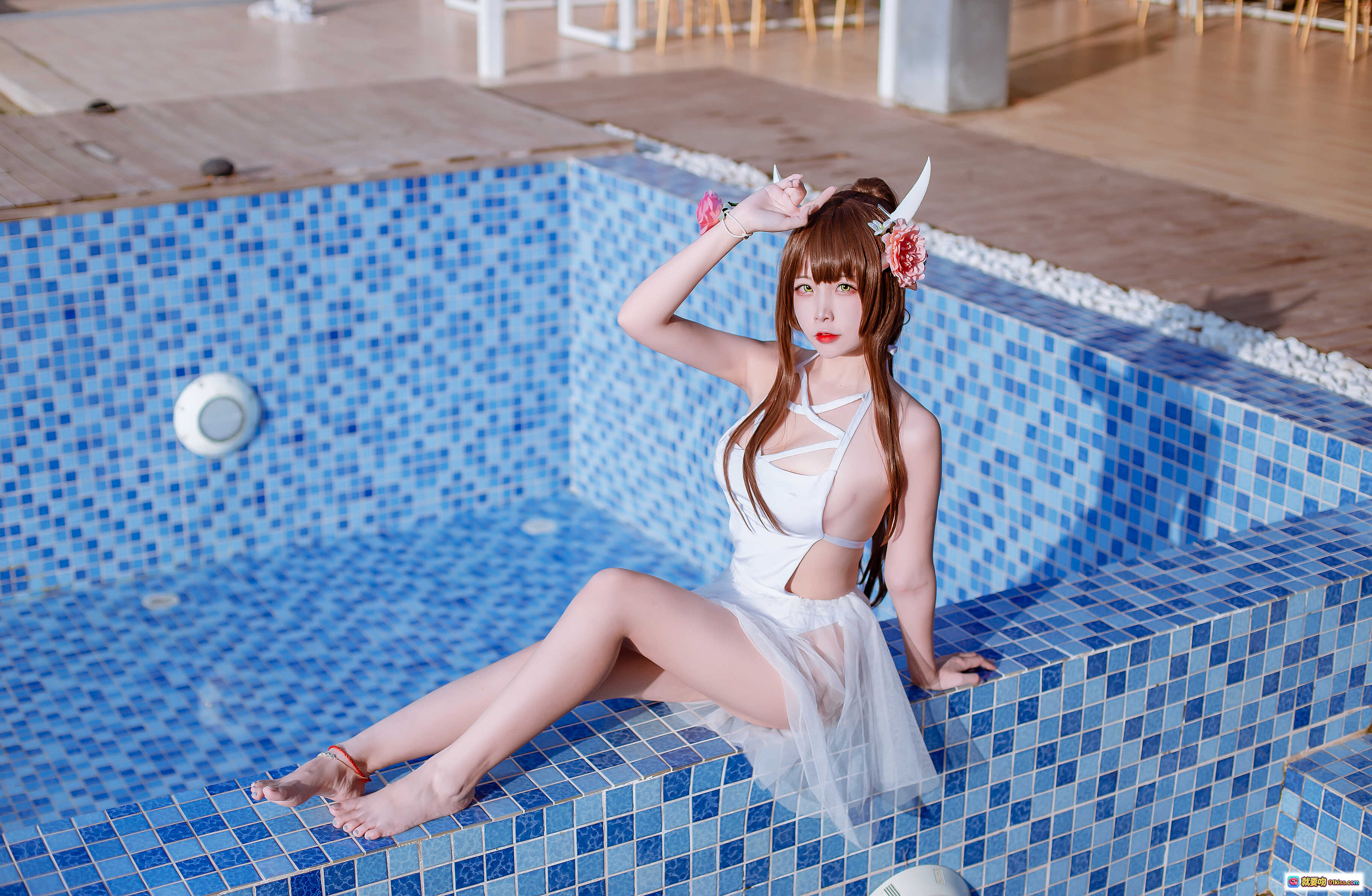 图片[3] - 二佐Nisa NO.112 碧蓝鲟泳装写真｜泳池边白裙少女｜花饰长发侧颜｜夏日度假风Cosplay美拍 - 就要吻