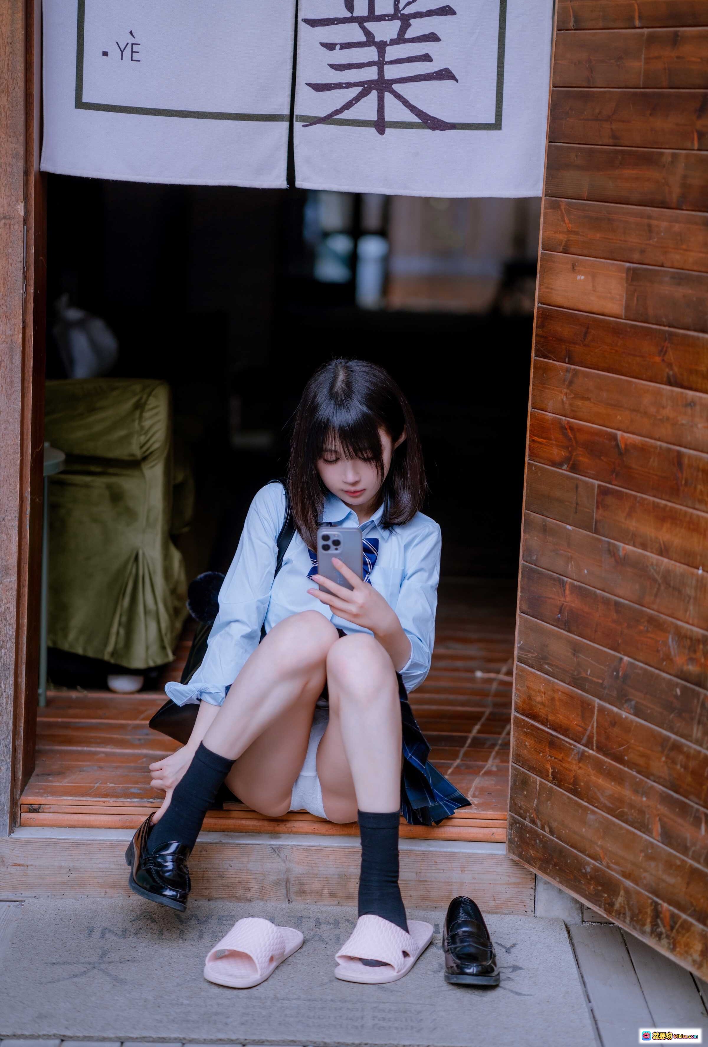 图片[2] - 桜井宁宁JK制服居家写真｜格子百褶裙+蓝白领结+手机自拍｜清新少女风66P高清图集 - 就要吻