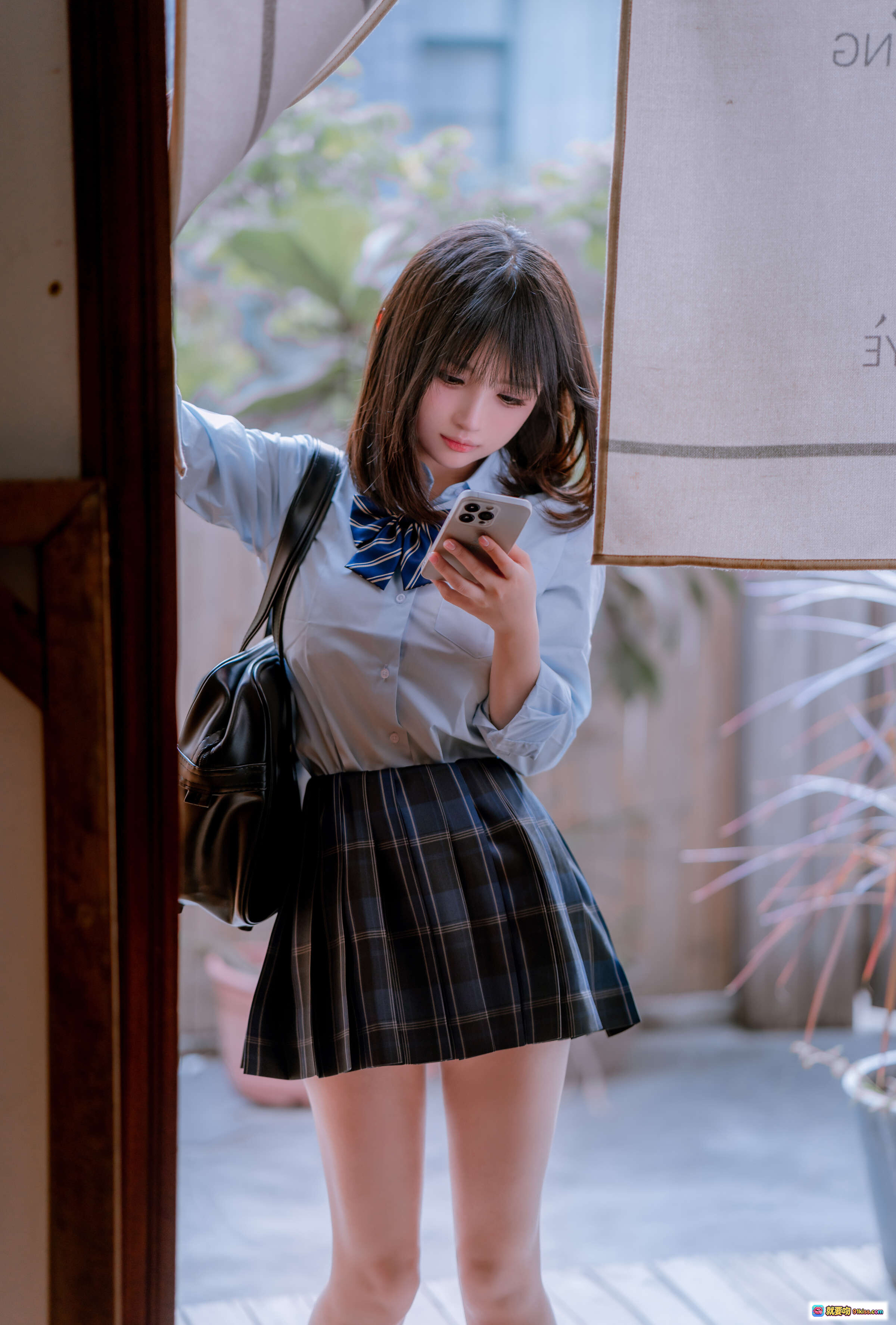 图片[1] - 桜井宁宁JK制服居家写真｜格子百褶裙+蓝白领结+手机自拍｜清新少女风66P高清图集 - 就要吻