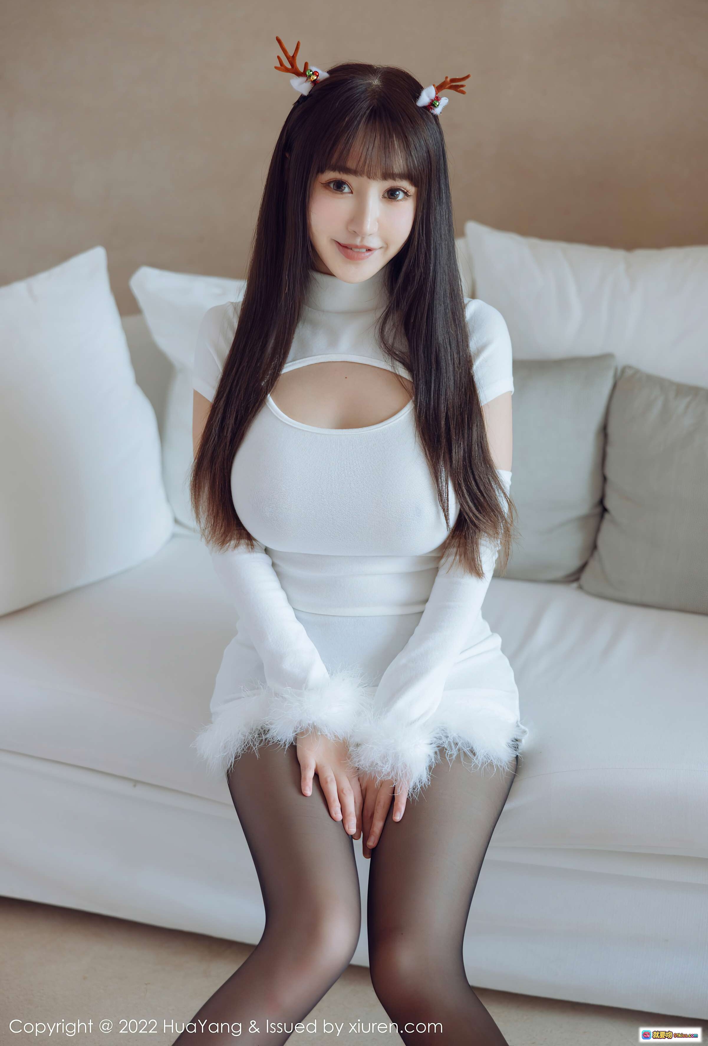 朱可儿Flora三亚旅拍写真 | 白色毛绒短裙+黑丝美腿 | 鹿角发饰甜美风 | HuaYang花漾VOL.480高清图集 - 就要吻