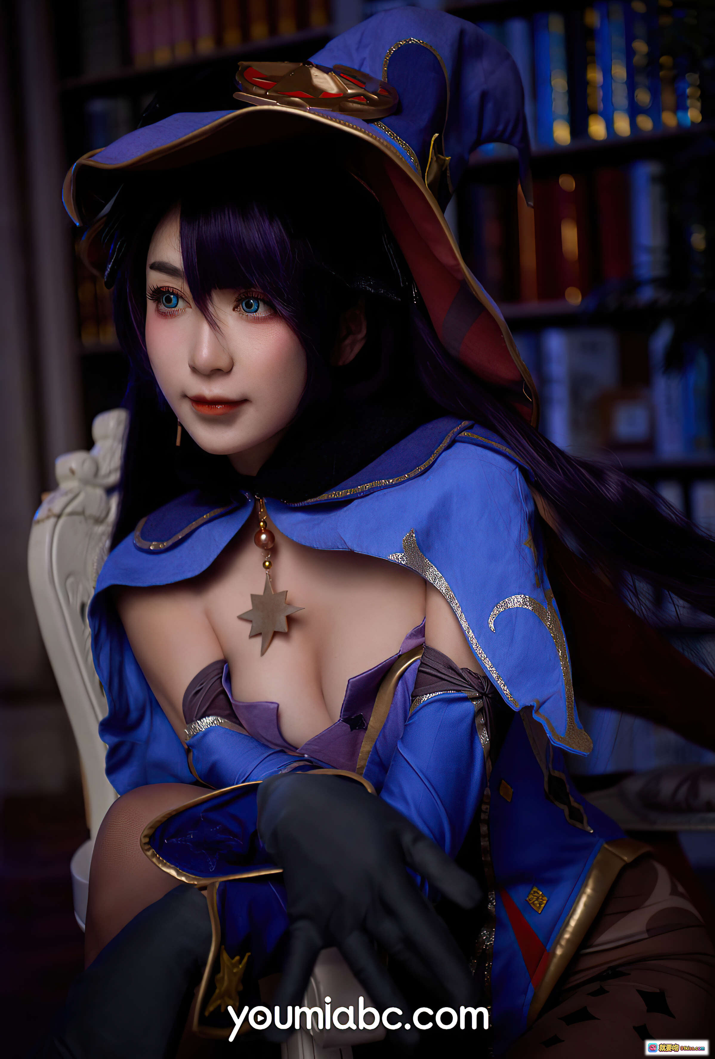 图片[8] - 占星术师莫娜cosplay写真 | 紫发蓝瞳魔法帽 | 精致蓝紫礼服 | 书斋钟表场景 | YouMi尤蜜2021高清图集 - 就要吻