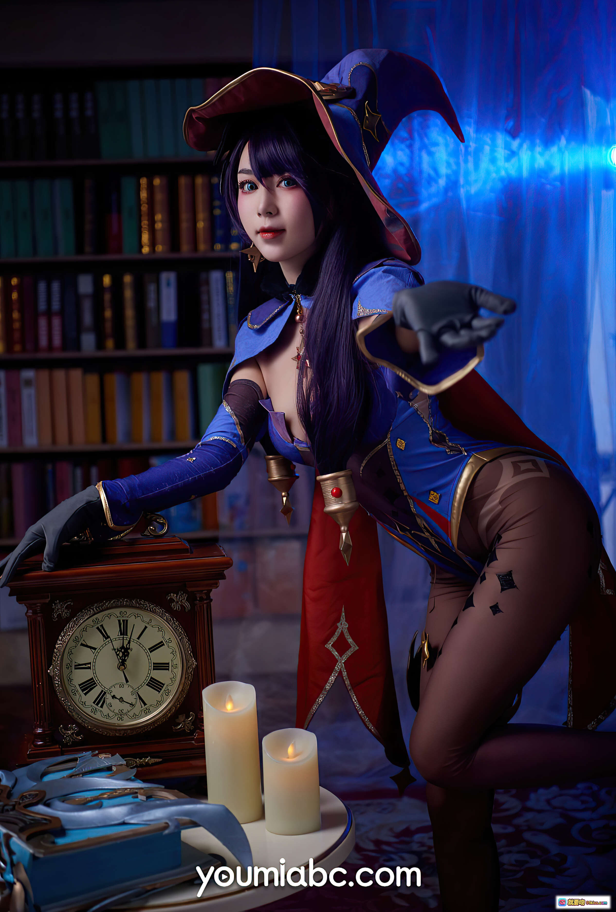 图片[2] - 占星术师莫娜cosplay写真 | 紫发蓝瞳魔法帽 | 精致蓝紫礼服 | 书斋钟表场景 | YouMi尤蜜2021高清图集 - 就要吻