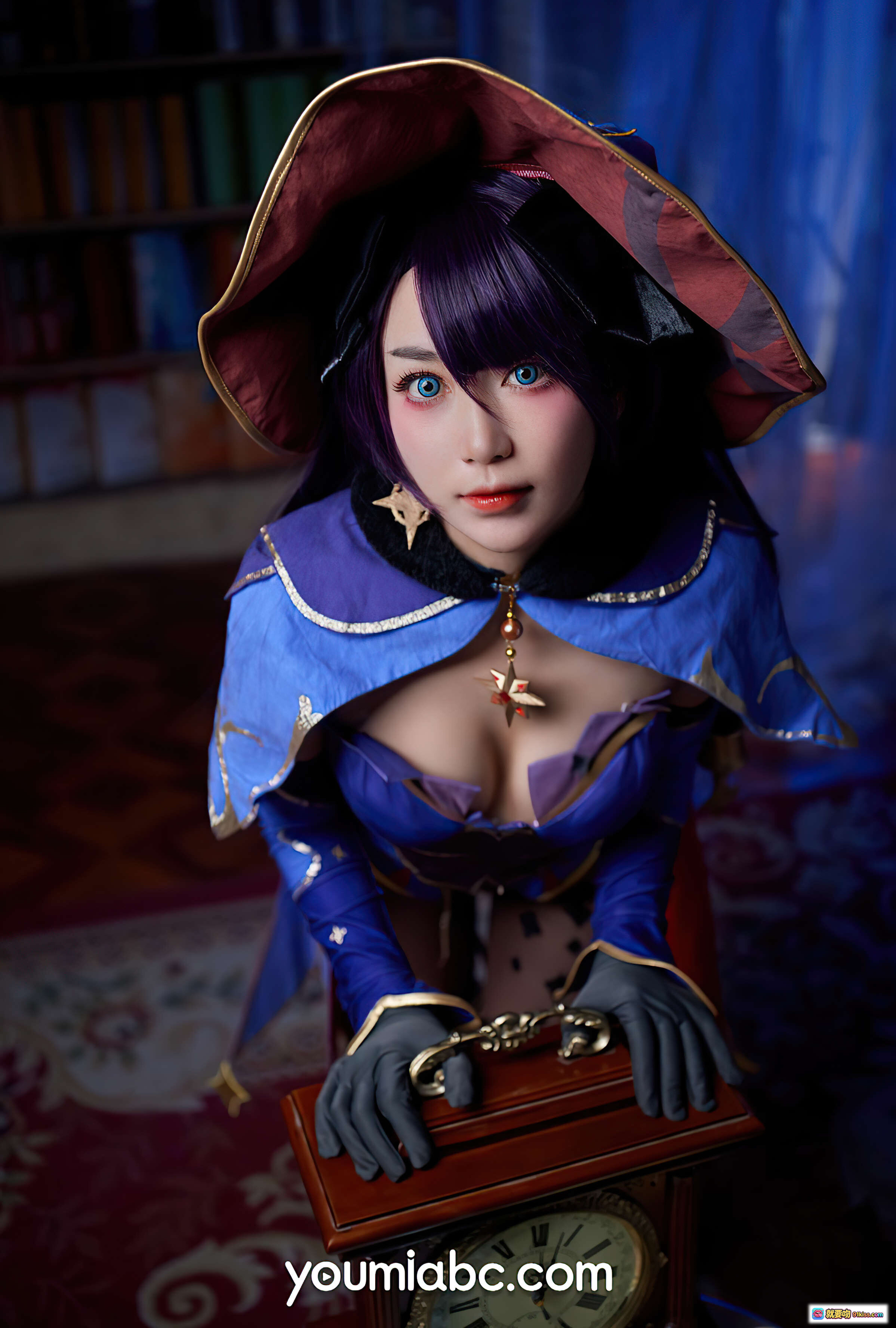 图片[1] - 占星术师莫娜cosplay写真 | 紫发蓝瞳魔法帽 | 精致蓝紫礼服 | 书斋钟表场景 | YouMi尤蜜2021高清图集 - 就要吻