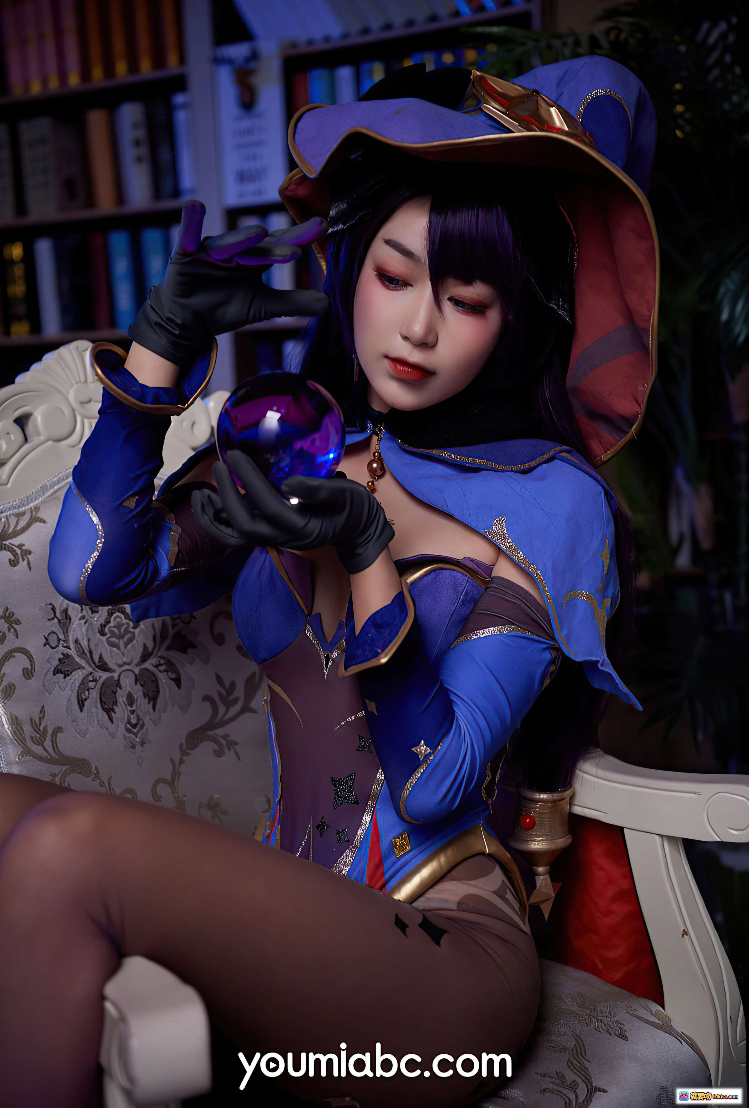 图片[4] - 占星术师莫娜cosplay写真 | 紫发蓝瞳魔法帽 | 精致蓝紫礼服 | 书斋钟表场景 | YouMi尤蜜2021高清图集 - 就要吻
