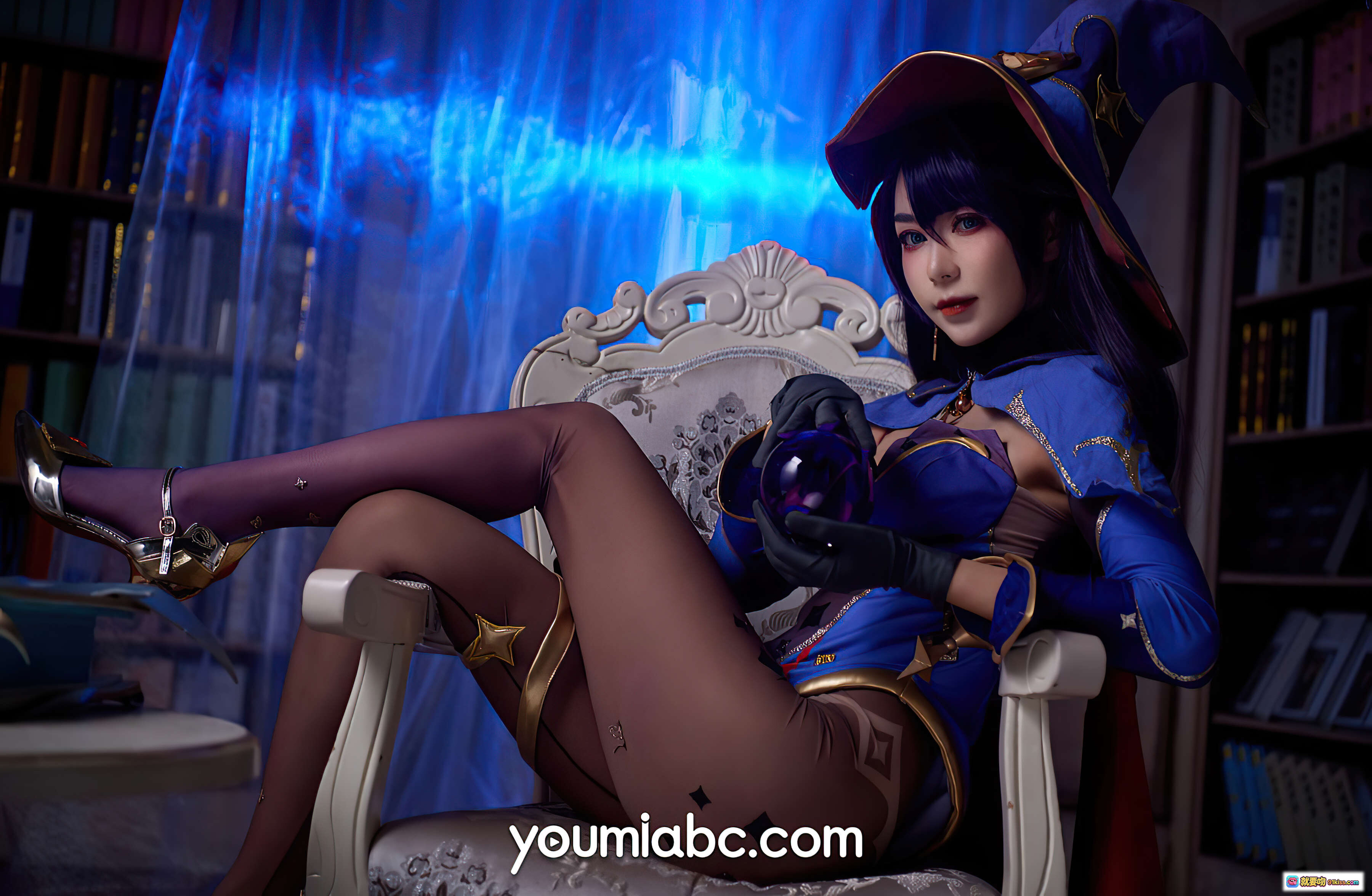图片[7] - 占星术师莫娜cosplay写真 | 紫发蓝瞳魔法帽 | 精致蓝紫礼服 | 书斋钟表场景 | YouMi尤蜜2021高清图集 - 就要吻