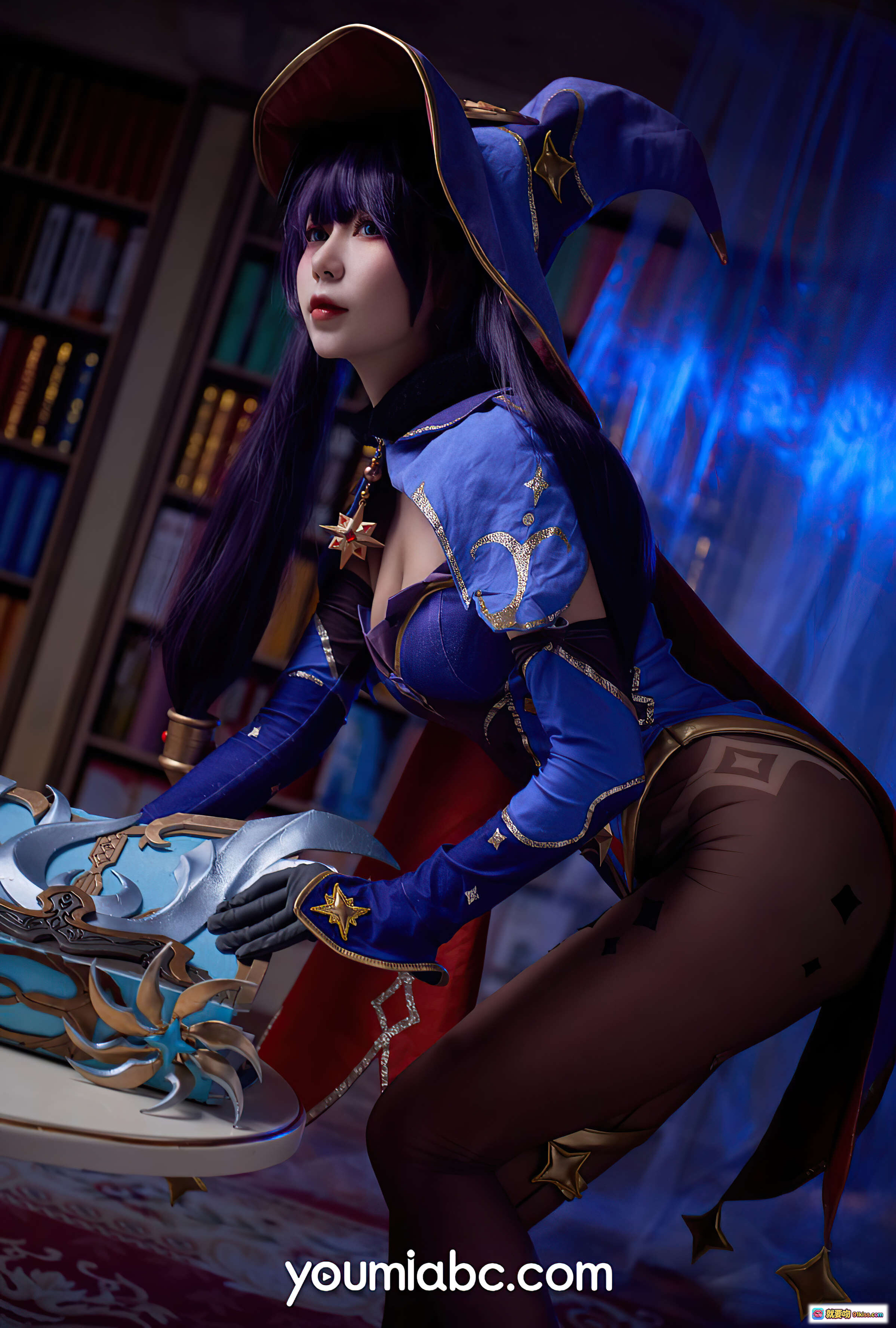 图片[5] - 占星术师莫娜cosplay写真 | 紫发蓝瞳魔法帽 | 精致蓝紫礼服 | 书斋钟表场景 | YouMi尤蜜2021高清图集 - 就要吻