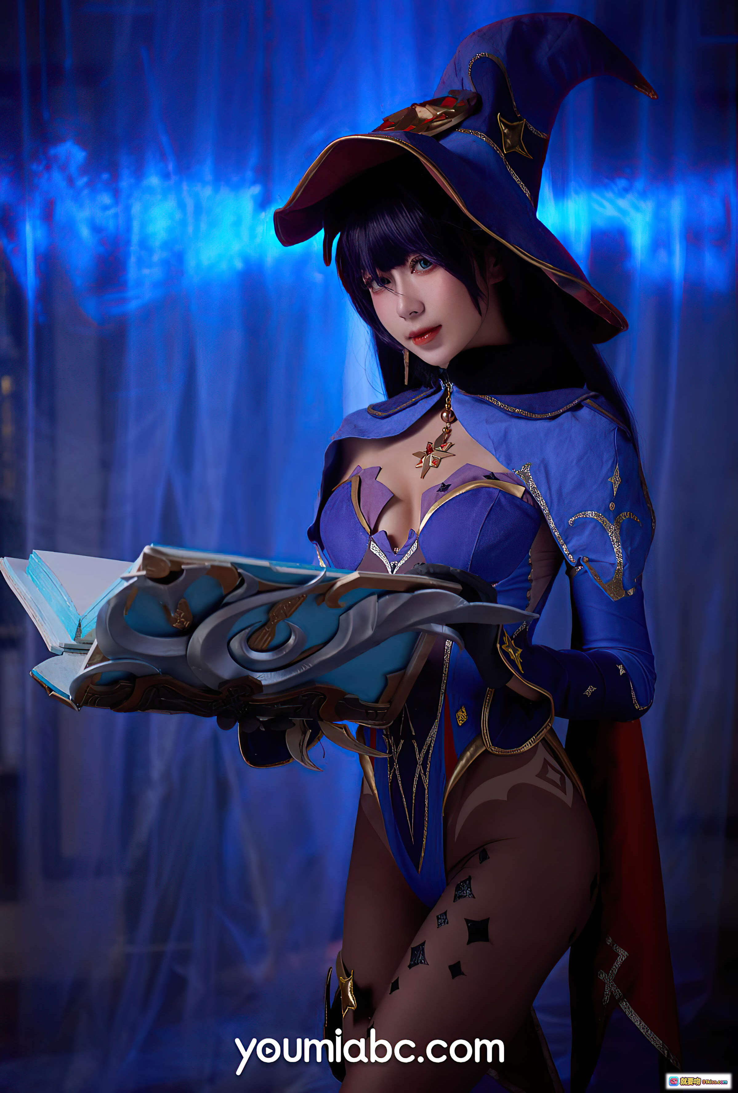 图片[6] - 占星术师莫娜cosplay写真 | 紫发蓝瞳魔法帽 | 精致蓝紫礼服 | 书斋钟表场景 | YouMi尤蜜2021高清图集 - 就要吻