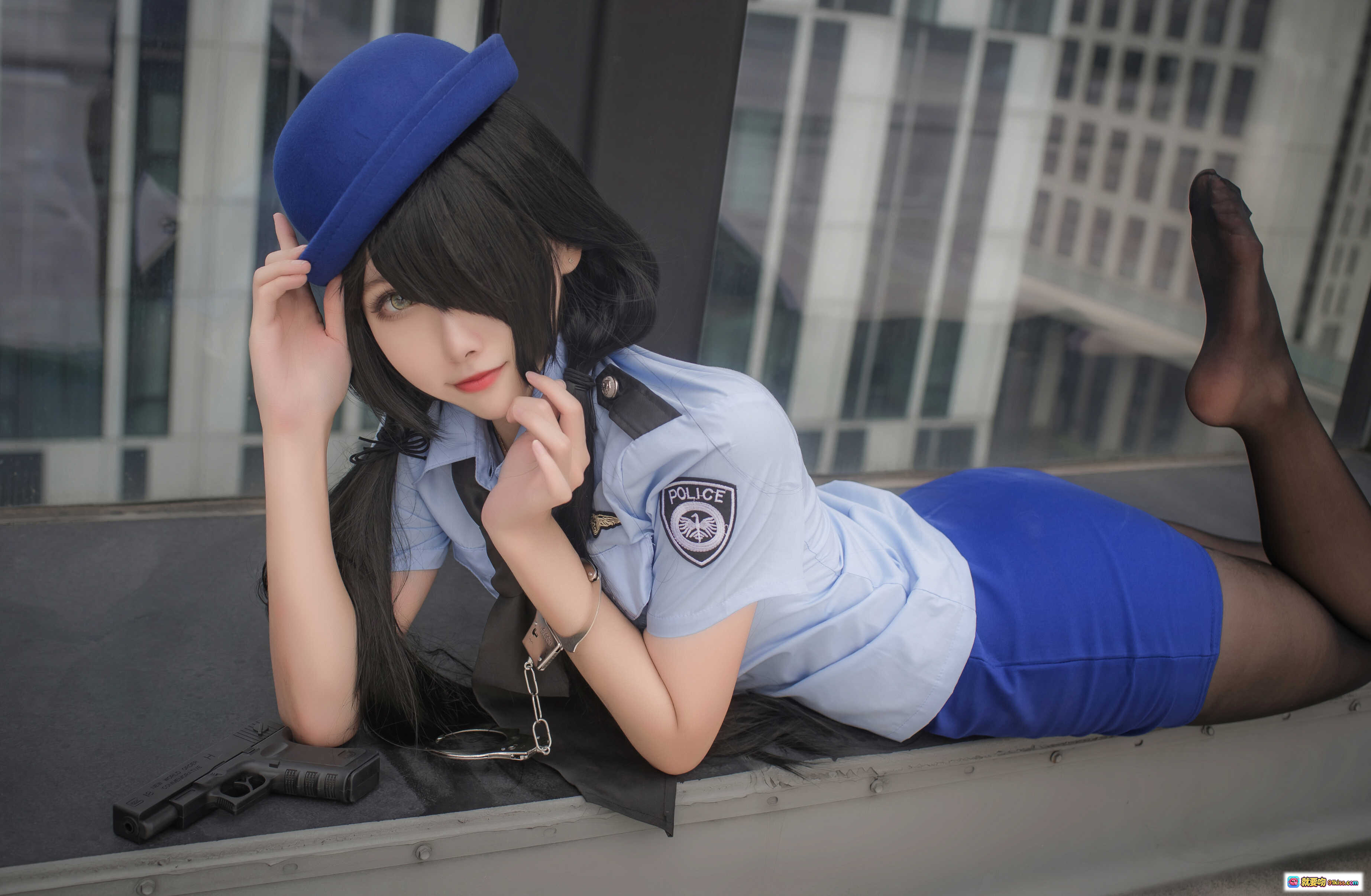 图片[1] - Momoko葵葵 NO.017 狂三警服cosplay写真 20P高清美图 蓝帽短裙黑丝诱惑  urban背景性感摆拍 - 就要吻