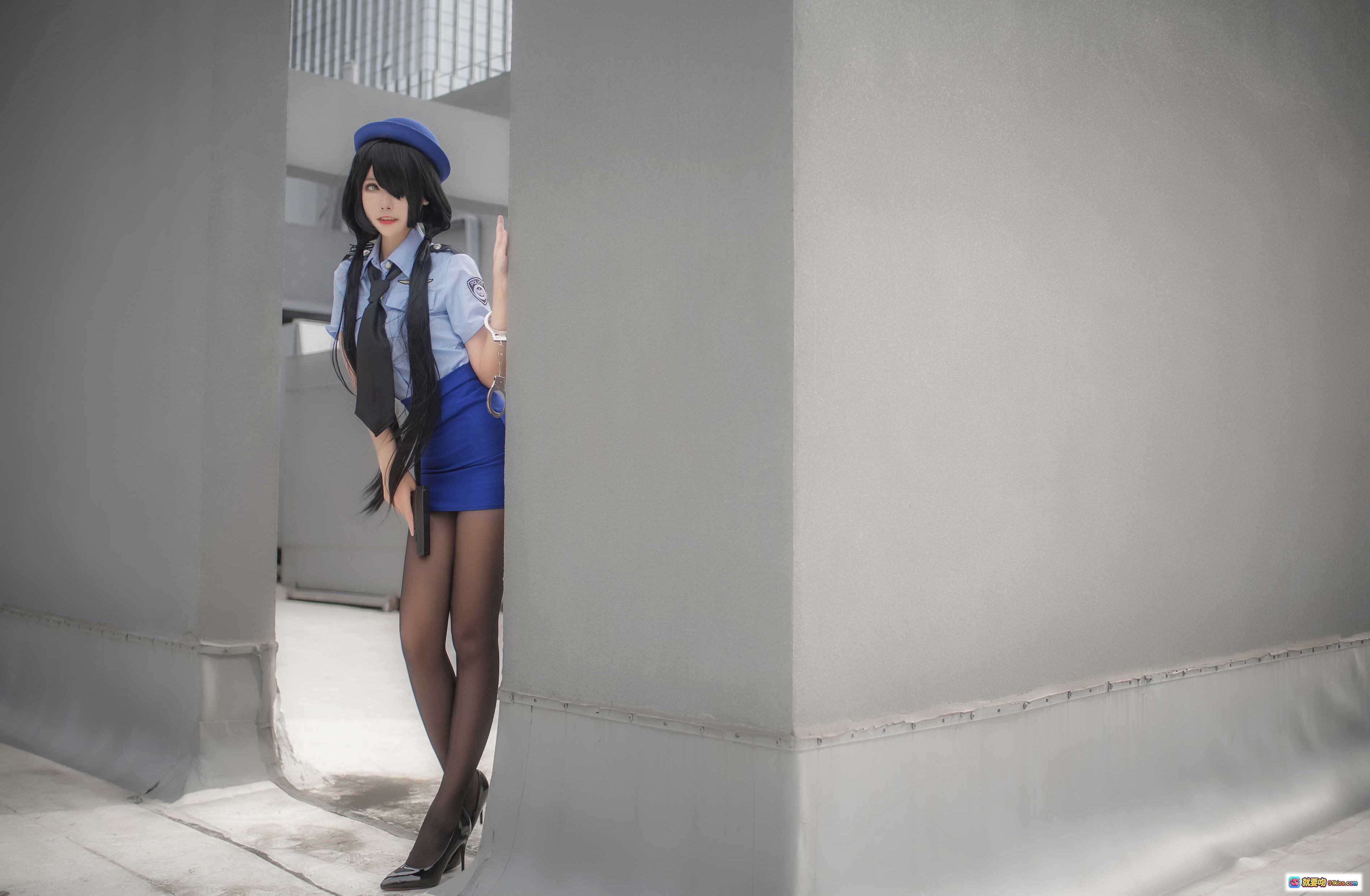 图片[9] - Momoko葵葵 NO.017 狂三警服cosplay写真 20P高清美图 蓝帽短裙黑丝诱惑  urban背景性感摆拍 - 就要吻