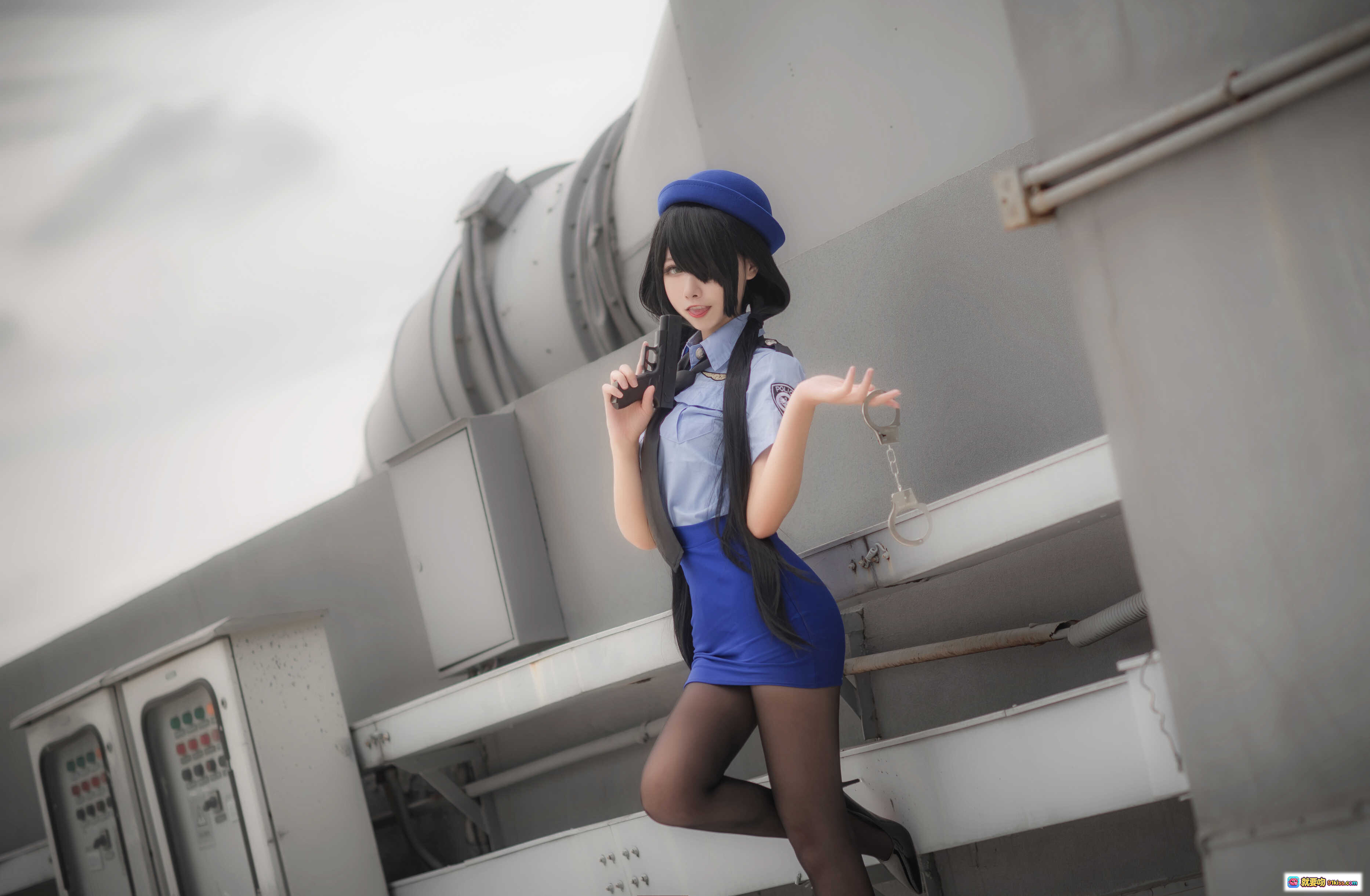 图片[8] - Momoko葵葵 NO.017 狂三警服cosplay写真 20P高清美图 蓝帽短裙黑丝诱惑  urban背景性感摆拍 - 就要吻