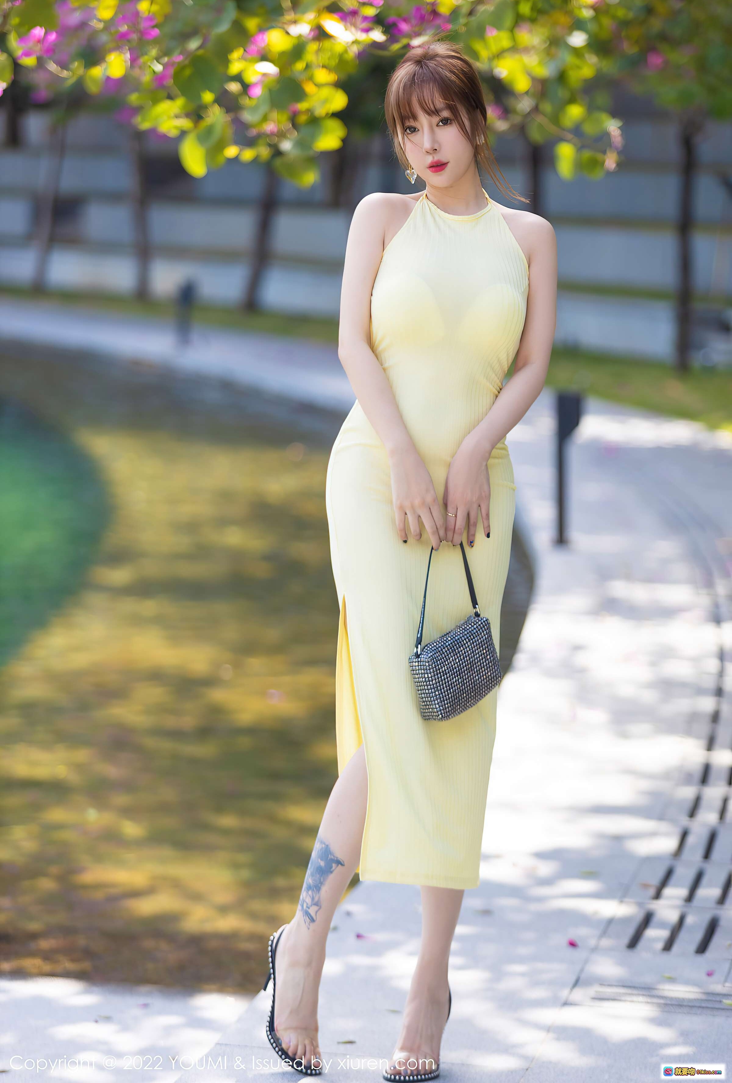 图片[2] - 王雨纯三亚旅拍写真｜黄色露背长裙高跟鞋｜YouMi尤蜜荟VOL.738｜泳池花树背景性感优雅造型 - 就要吻