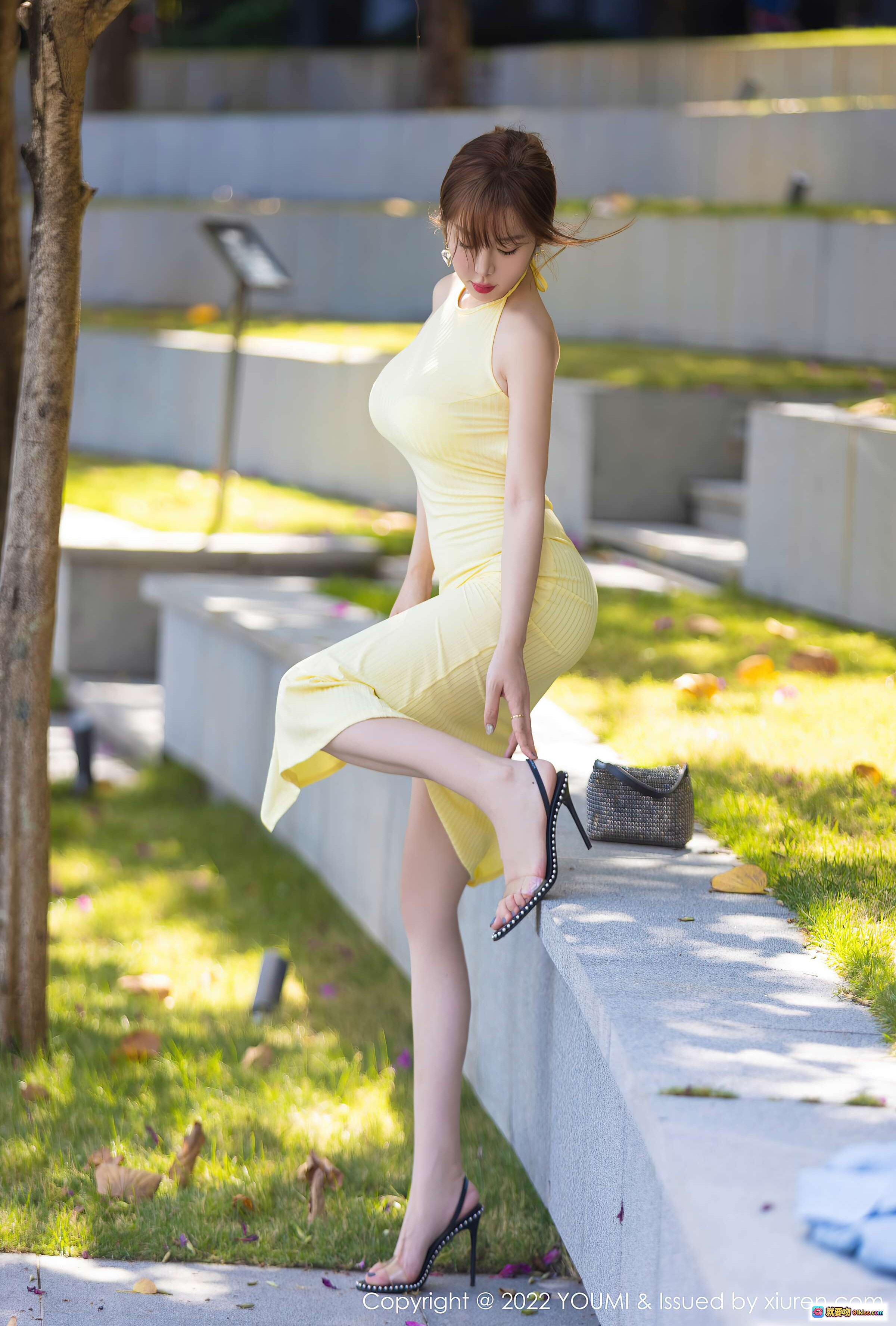 图片[10] - 王雨纯三亚旅拍写真｜黄色露背长裙高跟鞋｜YouMi尤蜜荟VOL.738｜泳池花树背景性感优雅造型 - 就要吻