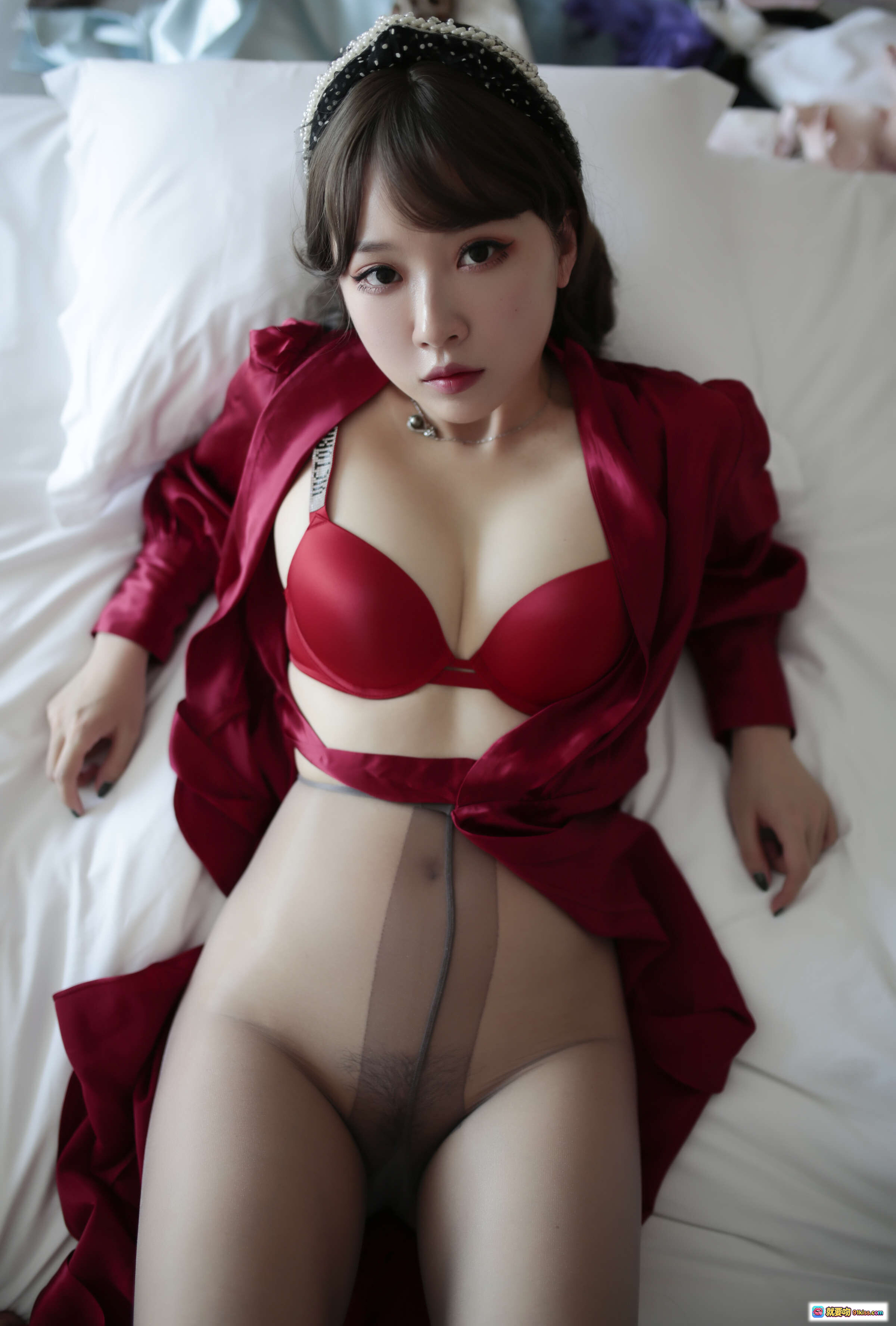 图片[2] - 小女巫露娜NO.034锡兰红茶写真集 99P 红色丝绒睡袍 黑发珍珠发饰 白床单性感侧卧美臀特写 - 就要吻