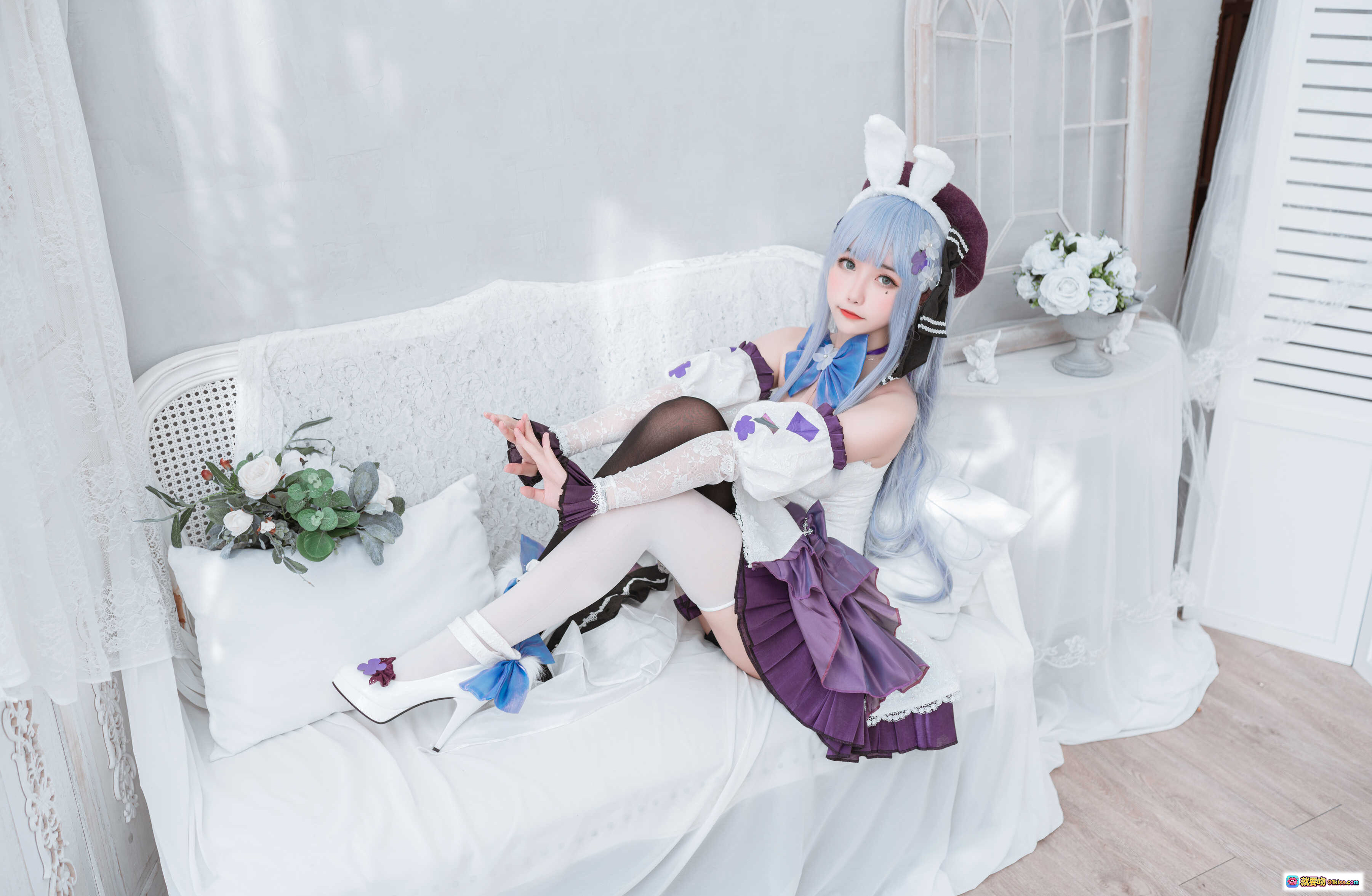 图片[2] - Momoko葵葵NO.014 HK416 Cosplay写真｜蓝发兔耳少女｜紫白洛丽塔裙装｜黑丝白袜高跟鞋｜精致花饰与蕾丝细节｜室内梦幻布景 - 就要吻