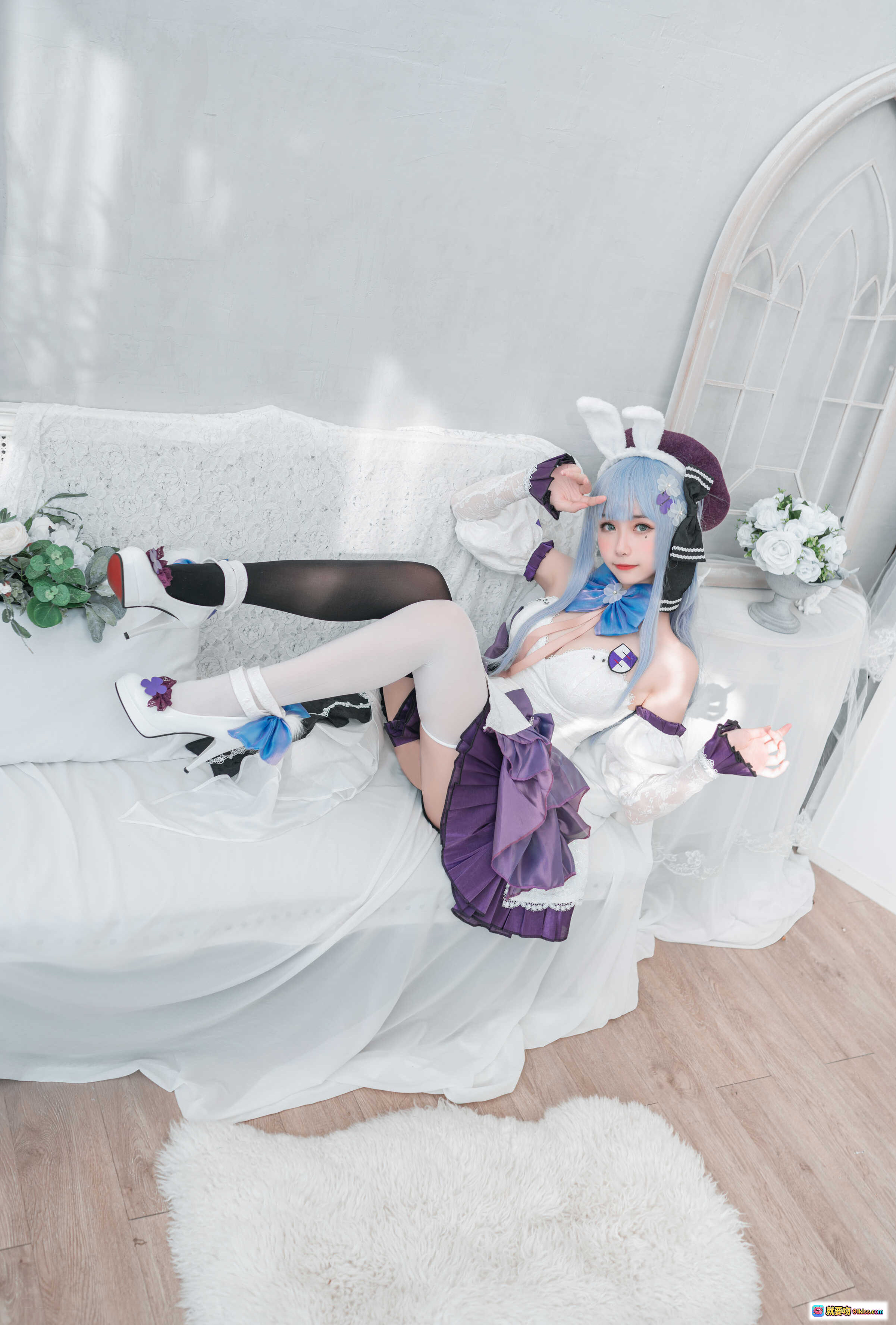 图片[3] - Momoko葵葵NO.014 HK416 Cosplay写真｜蓝发兔耳少女｜紫白洛丽塔裙装｜黑丝白袜高跟鞋｜精致花饰与蕾丝细节｜室内梦幻布景 - 就要吻