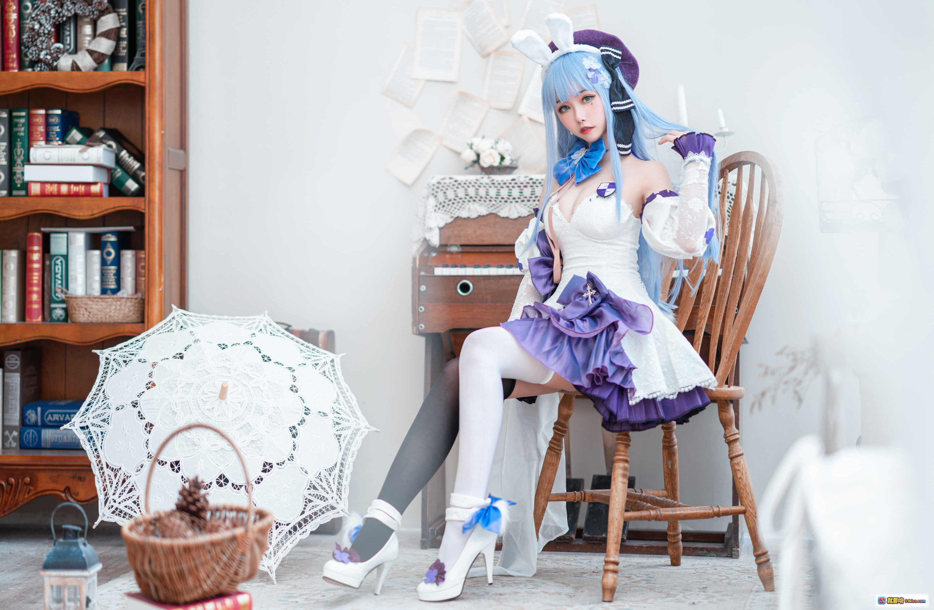 图片[6] - Momoko葵葵NO.014 HK416 Cosplay写真｜蓝发兔耳少女｜紫白洛丽塔裙装｜黑丝白袜高跟鞋｜精致花饰与蕾丝细节｜室内梦幻布景 - 就要吻