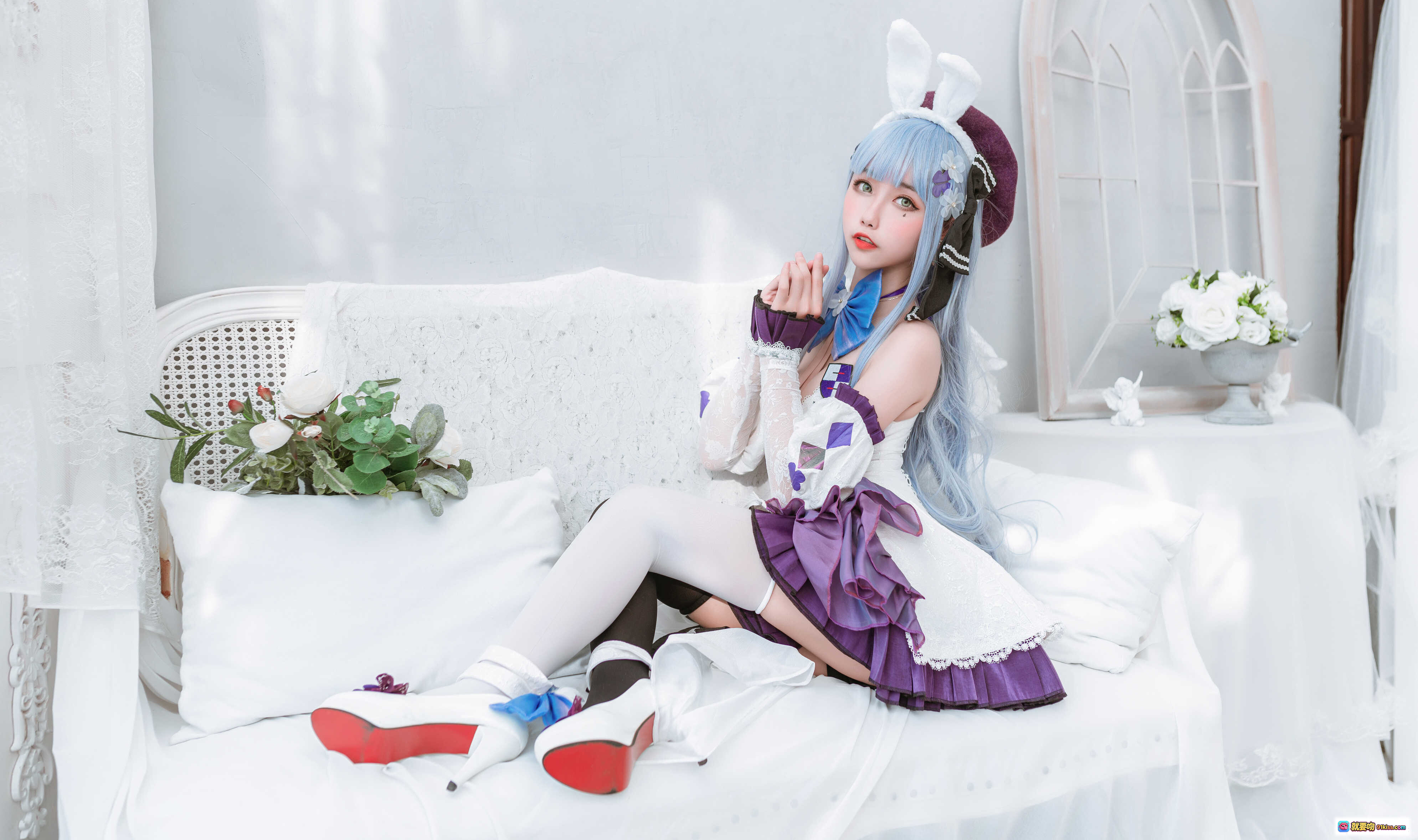 图片[9] - Momoko葵葵NO.014 HK416 Cosplay写真｜蓝发兔耳少女｜紫白洛丽塔裙装｜黑丝白袜高跟鞋｜精致花饰与蕾丝细节｜室内梦幻布景 - 就要吻