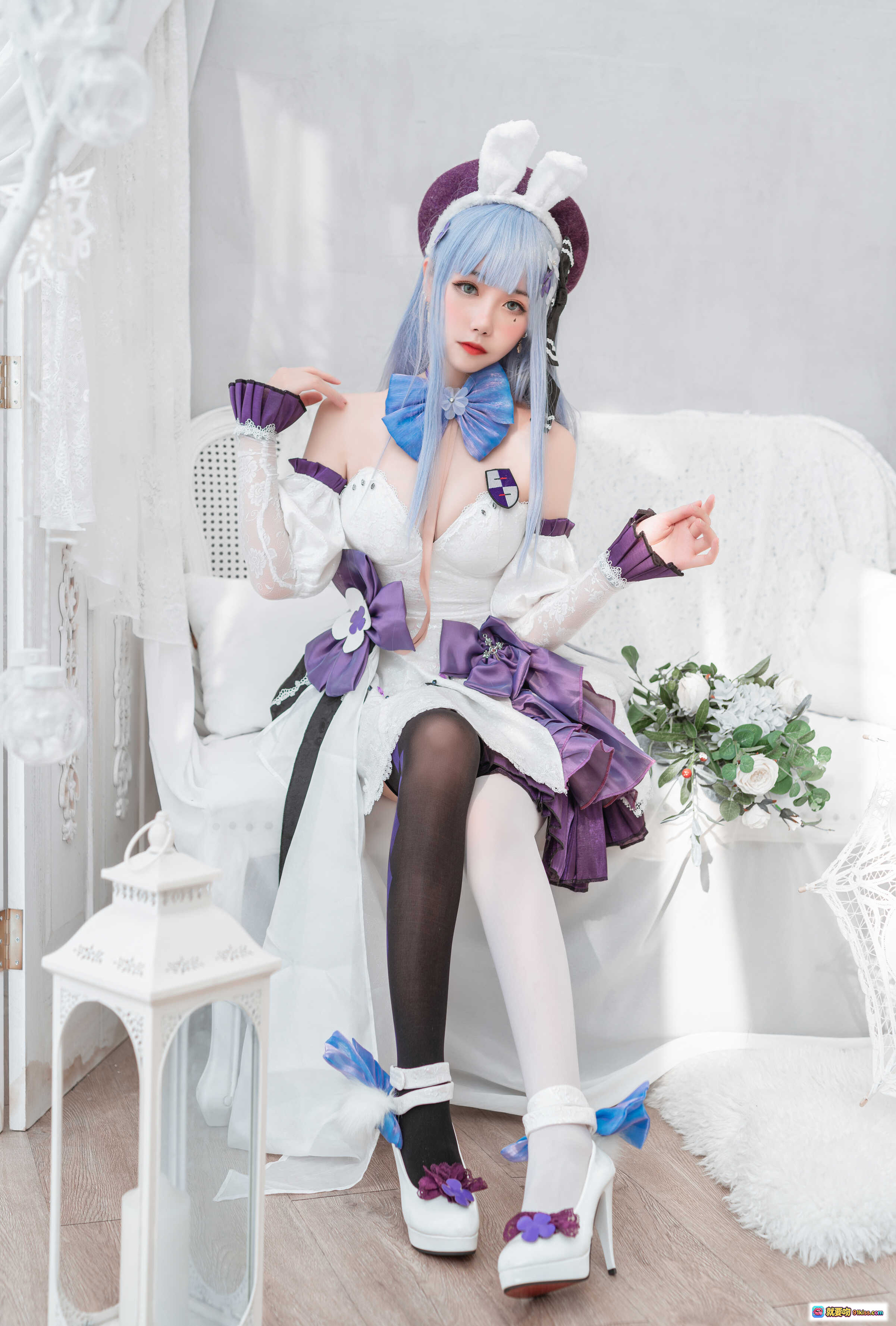 图片[1] - Momoko葵葵NO.014 HK416 Cosplay写真｜蓝发兔耳少女｜紫白洛丽塔裙装｜黑丝白袜高跟鞋｜精致花饰与蕾丝细节｜室内梦幻布景 - 就要吻