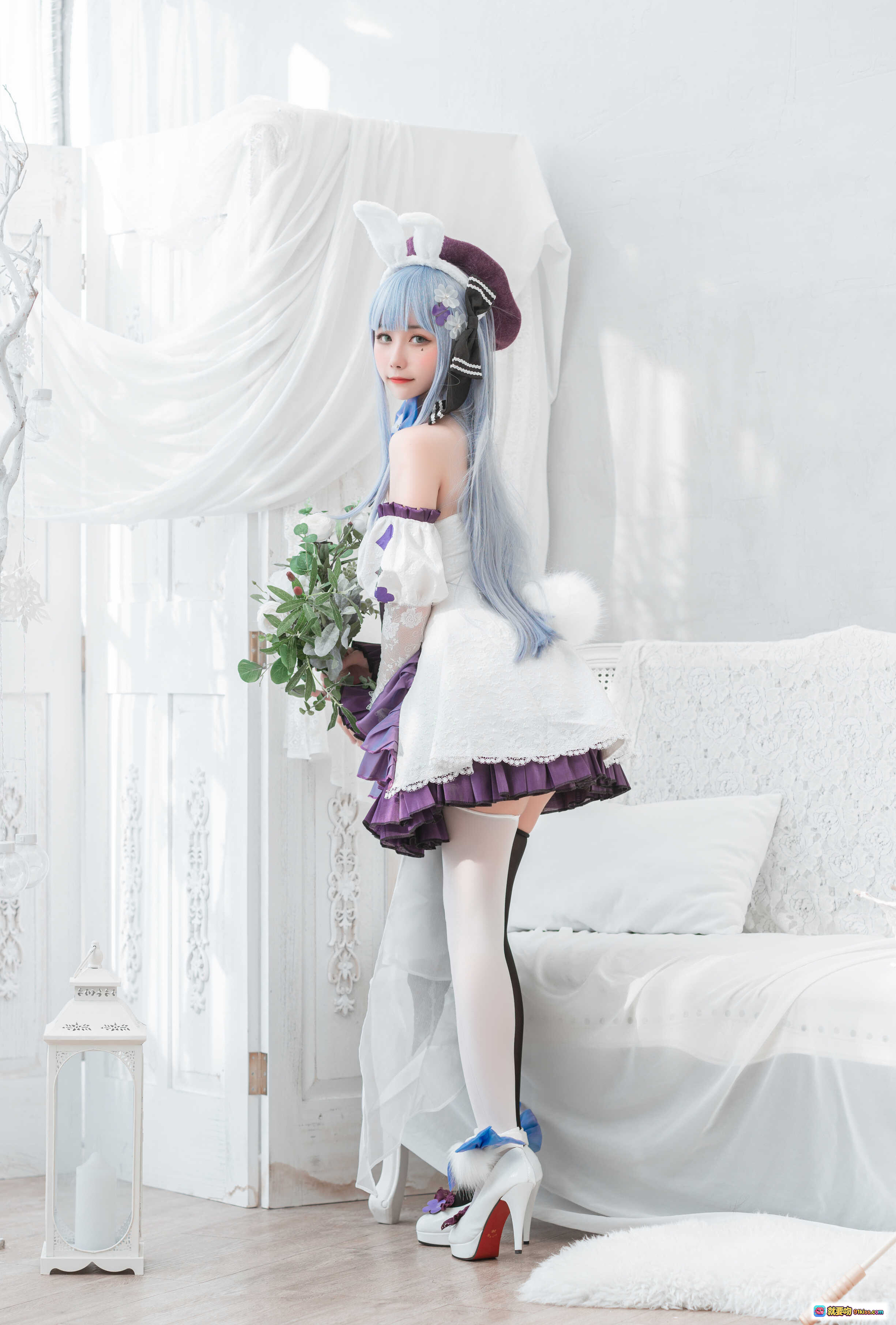 图片[4] - Momoko葵葵NO.014 HK416 Cosplay写真｜蓝发兔耳少女｜紫白洛丽塔裙装｜黑丝白袜高跟鞋｜精致花饰与蕾丝细节｜室内梦幻布景 - 就要吻