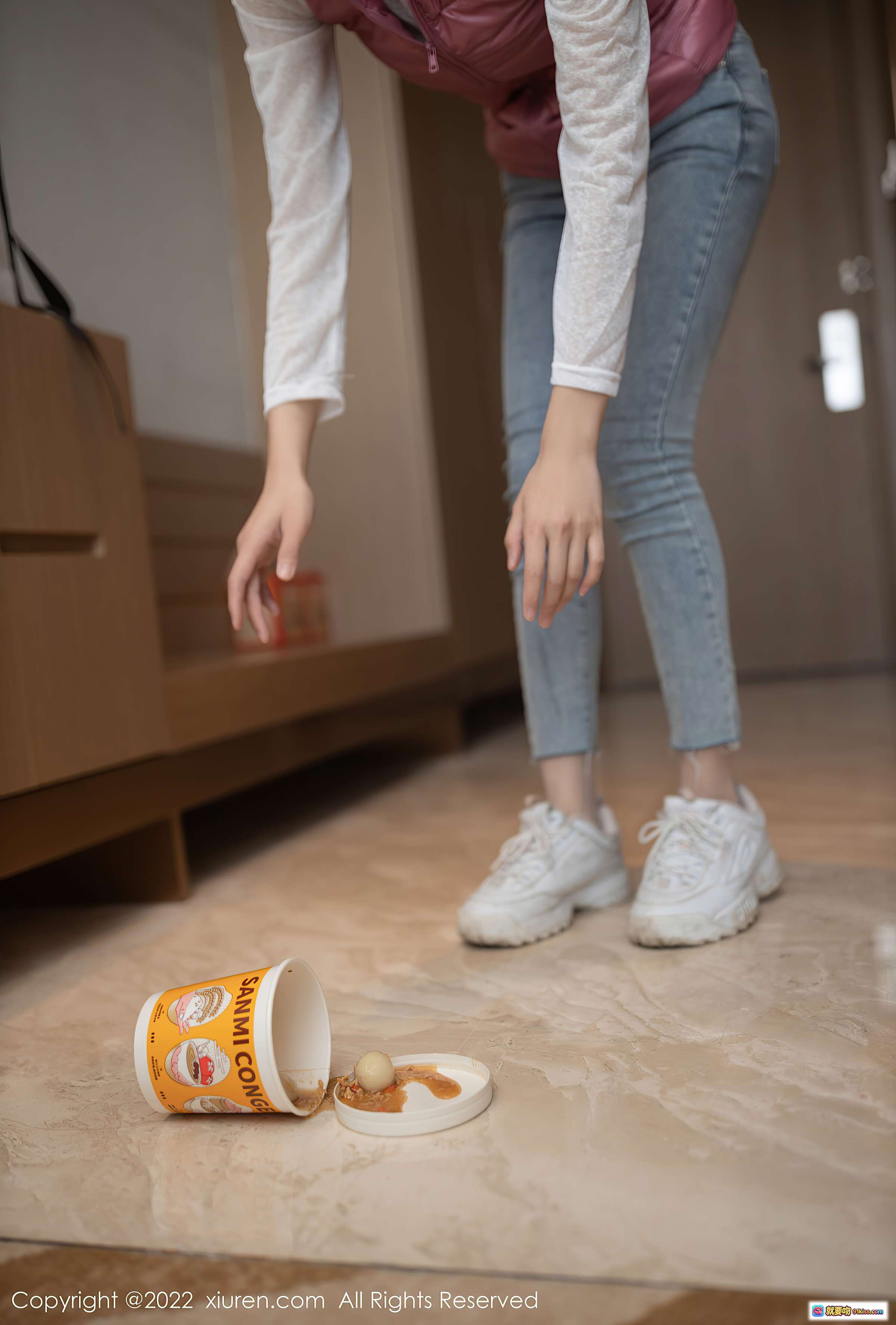 图片[7] - 陆萱萱美腿性感写真 | 粉色马甲牛仔裤搭配外卖箱 | XiuRen秀人网2022.01.20 NO.4493 - 就要吻