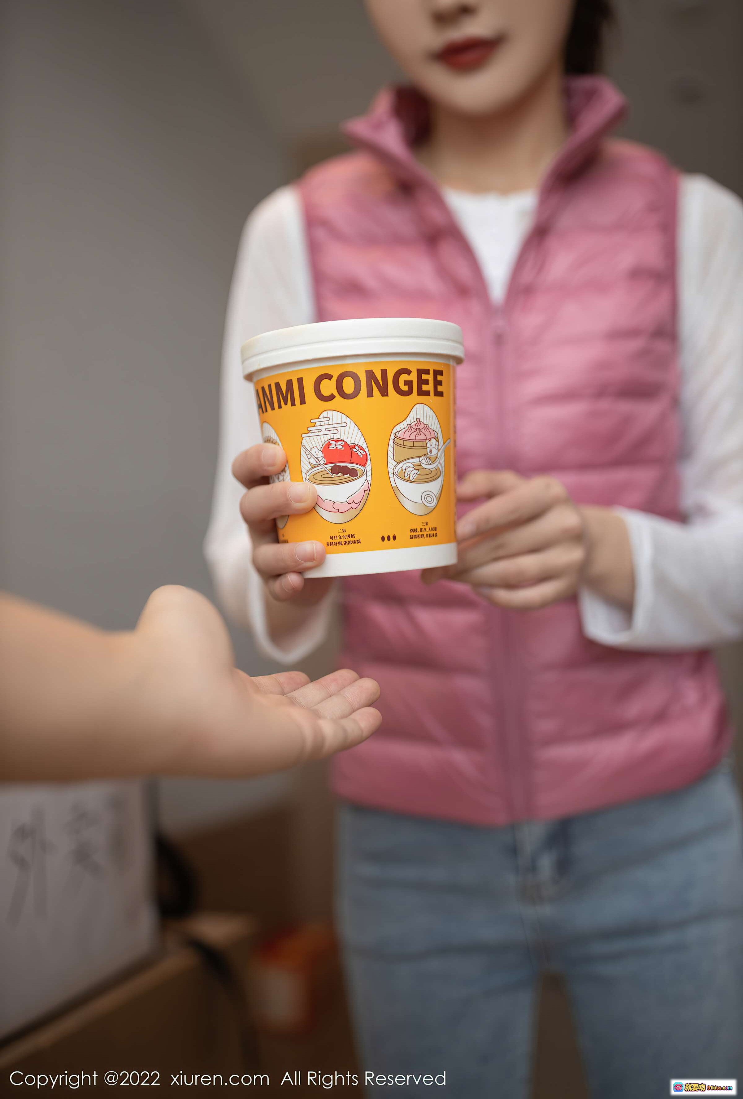 图片[6] - 陆萱萱美腿性感写真 | 粉色马甲牛仔裤搭配外卖箱 | XiuRen秀人网2022.01.20 NO.4493 - 就要吻