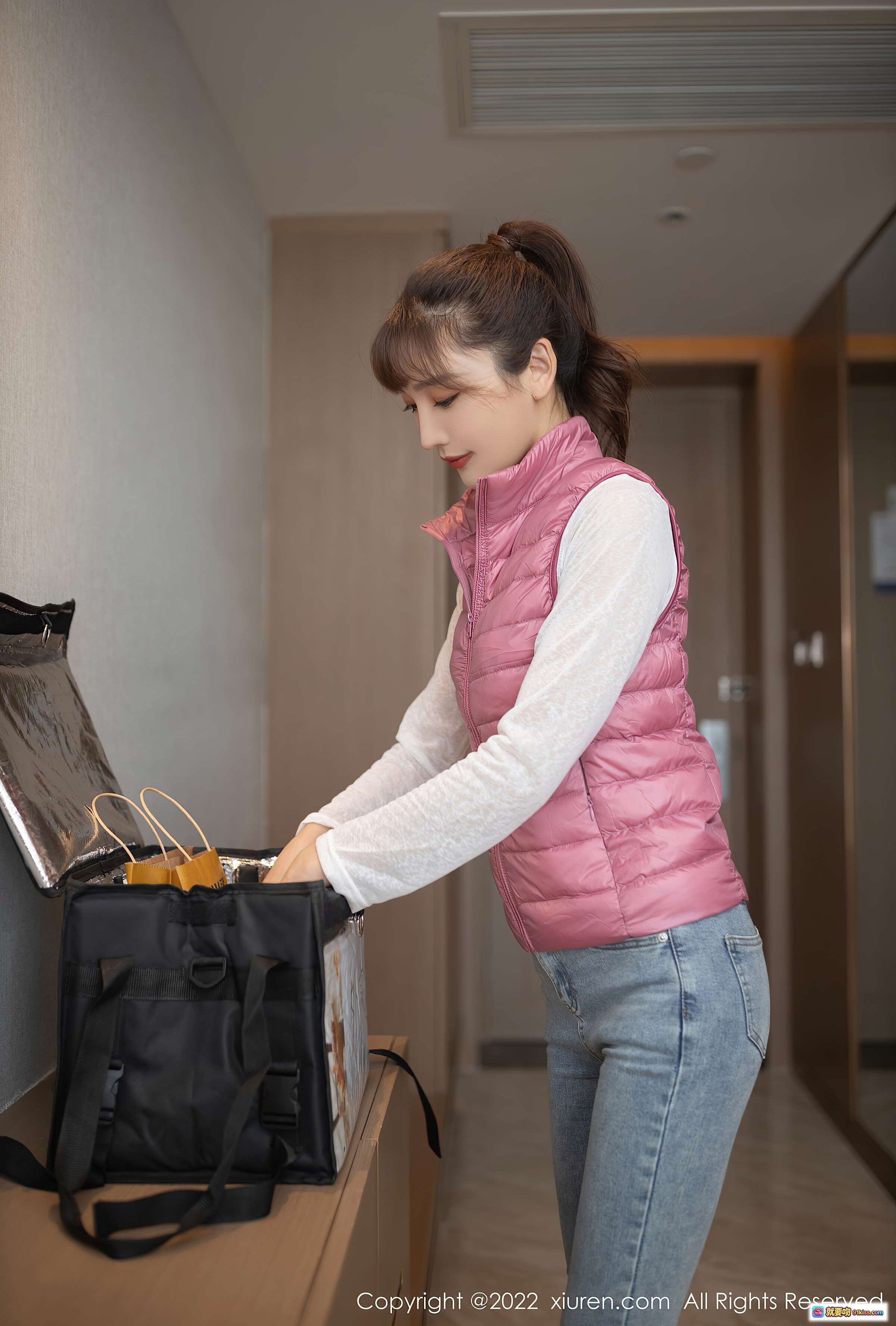 图片[5] - 陆萱萱美腿性感写真 | 粉色马甲牛仔裤搭配外卖箱 | XiuRen秀人网2022.01.20 NO.4493 - 就要吻