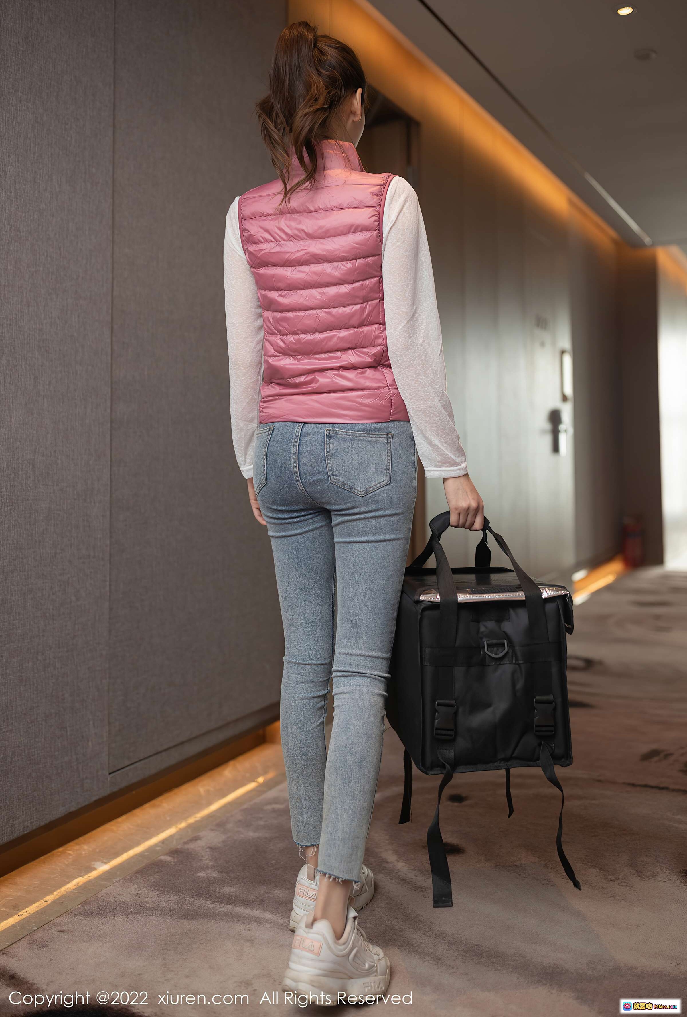 图片[3] - 陆萱萱美腿性感写真 | 粉色马甲牛仔裤搭配外卖箱 | XiuRen秀人网2022.01.20 NO.4493 - 就要吻