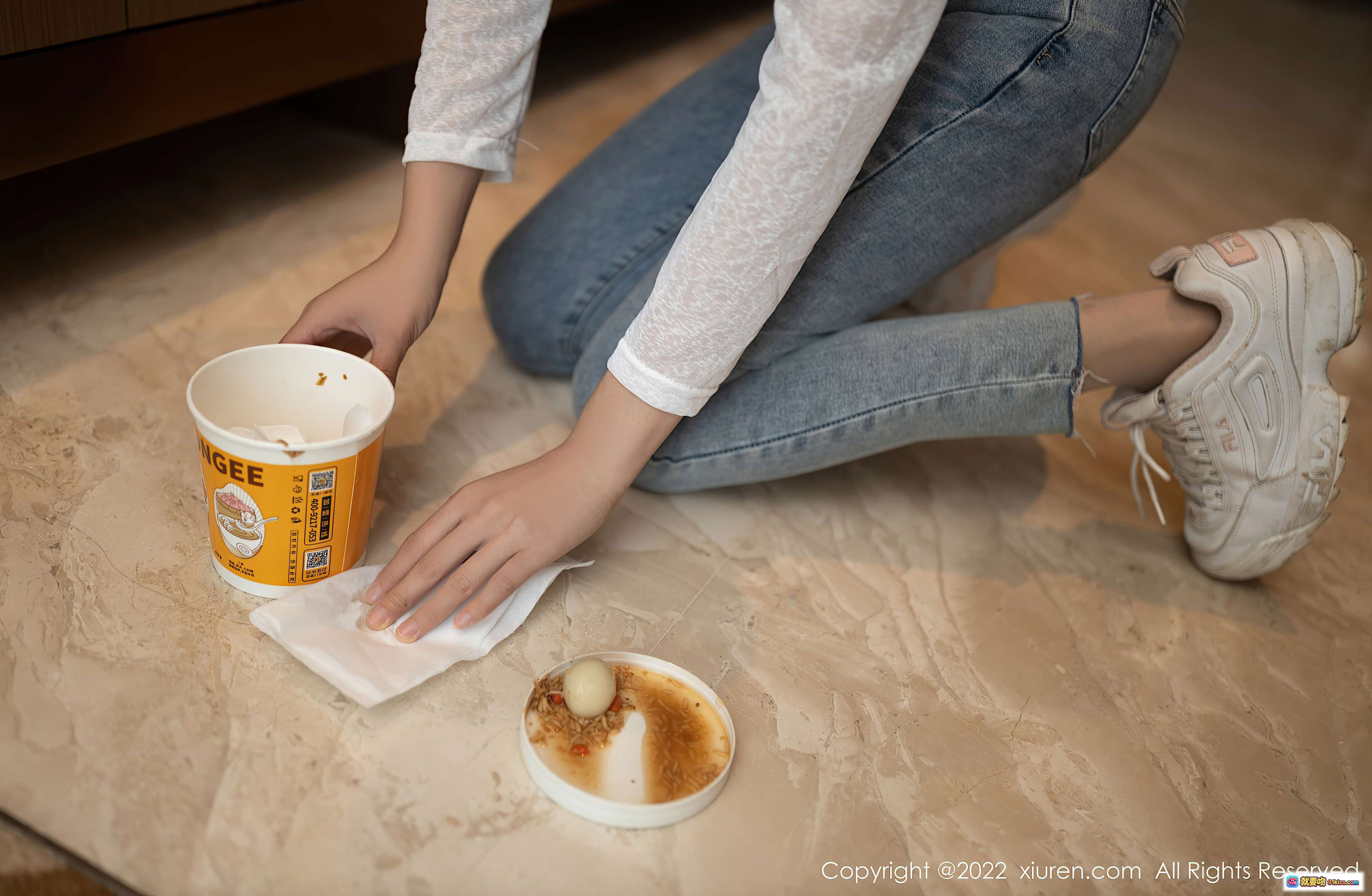 图片[10] - 陆萱萱美腿性感写真 | 粉色马甲牛仔裤搭配外卖箱 | XiuRen秀人网2022.01.20 NO.4493 - 就要吻