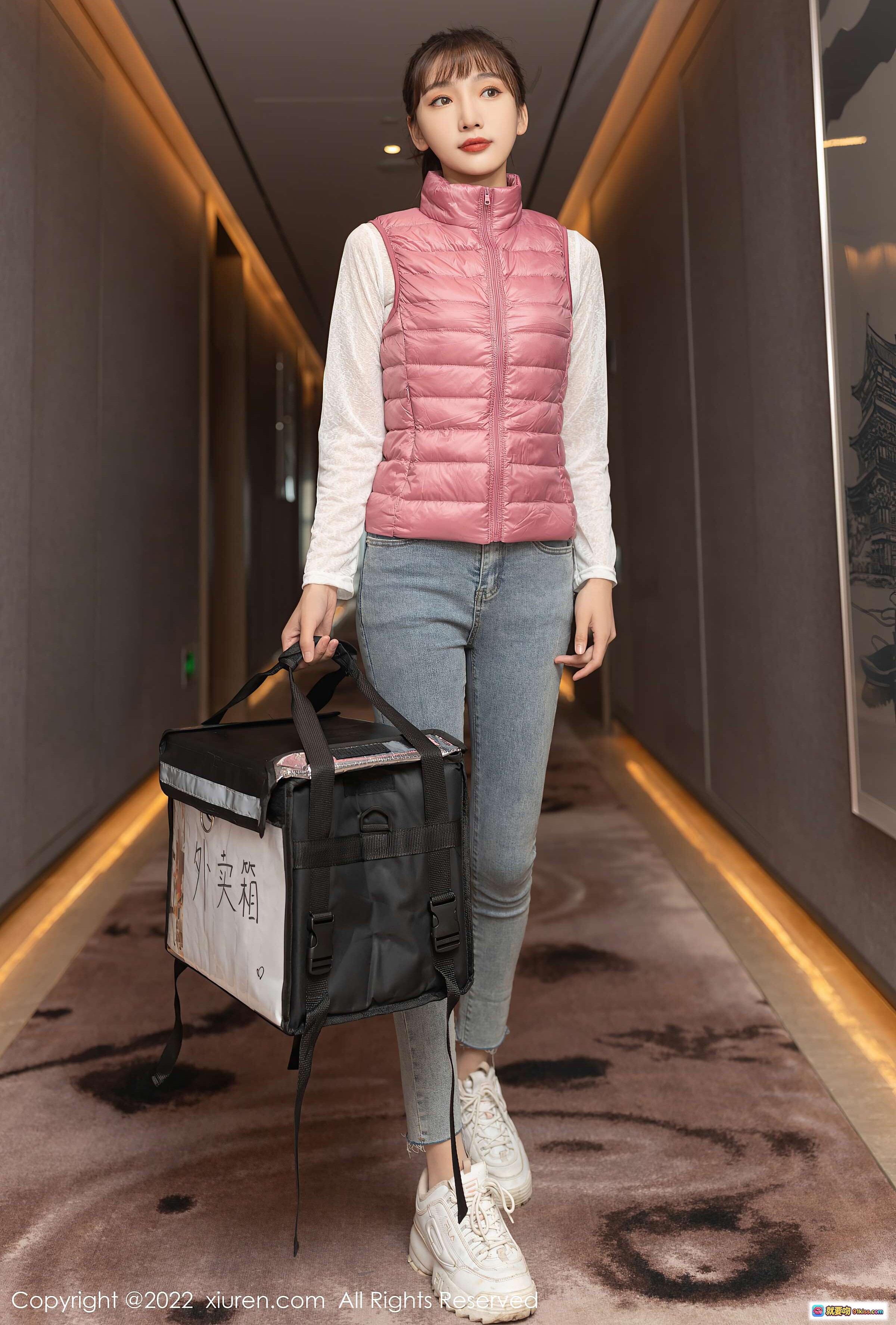 图片[2] - 陆萱萱美腿性感写真 | 粉色马甲牛仔裤搭配外卖箱 | XiuRen秀人网2022.01.20 NO.4493 - 就要吻