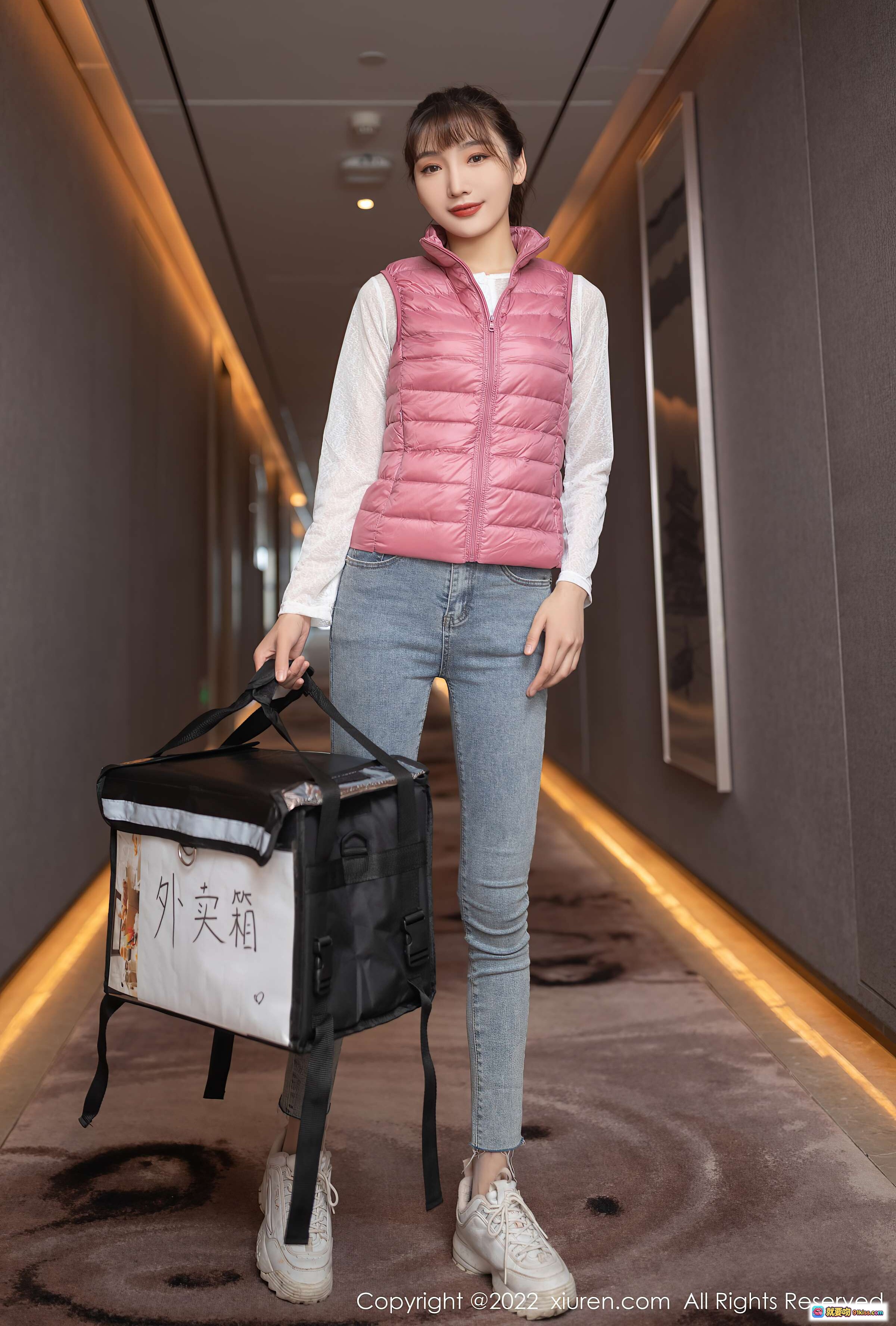 图片[1] - 陆萱萱美腿性感写真 | 粉色马甲牛仔裤搭配外卖箱 | XiuRen秀人网2022.01.20 NO.4493 - 就要吻