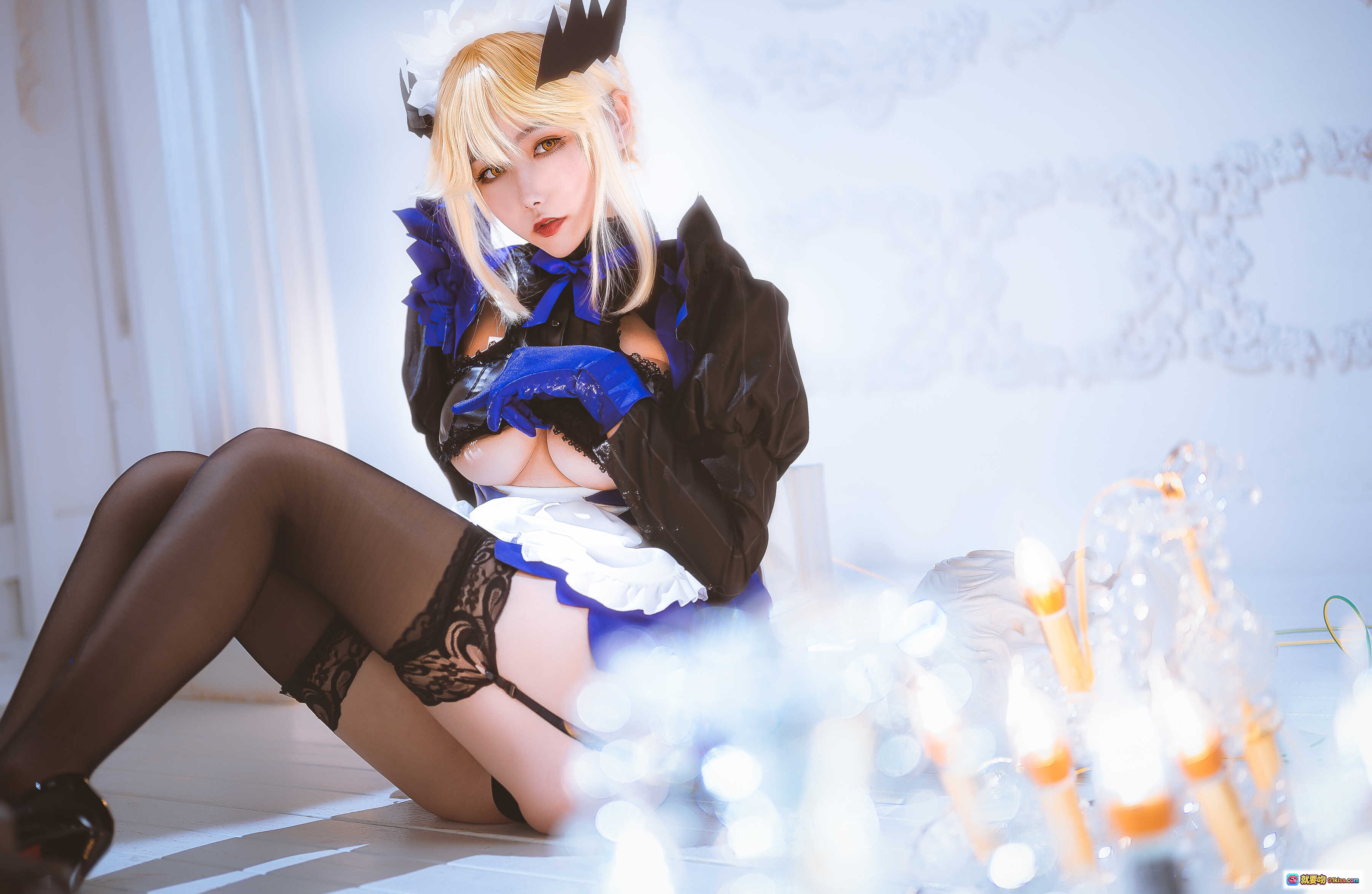 图片[1] - Momoko葵葵NO.012黑枪呆女仆Cosplay写真｜金发恶魔角+蓝黑女仆装+蕾丝黑丝+室内光影氛围感美图 - 就要吻