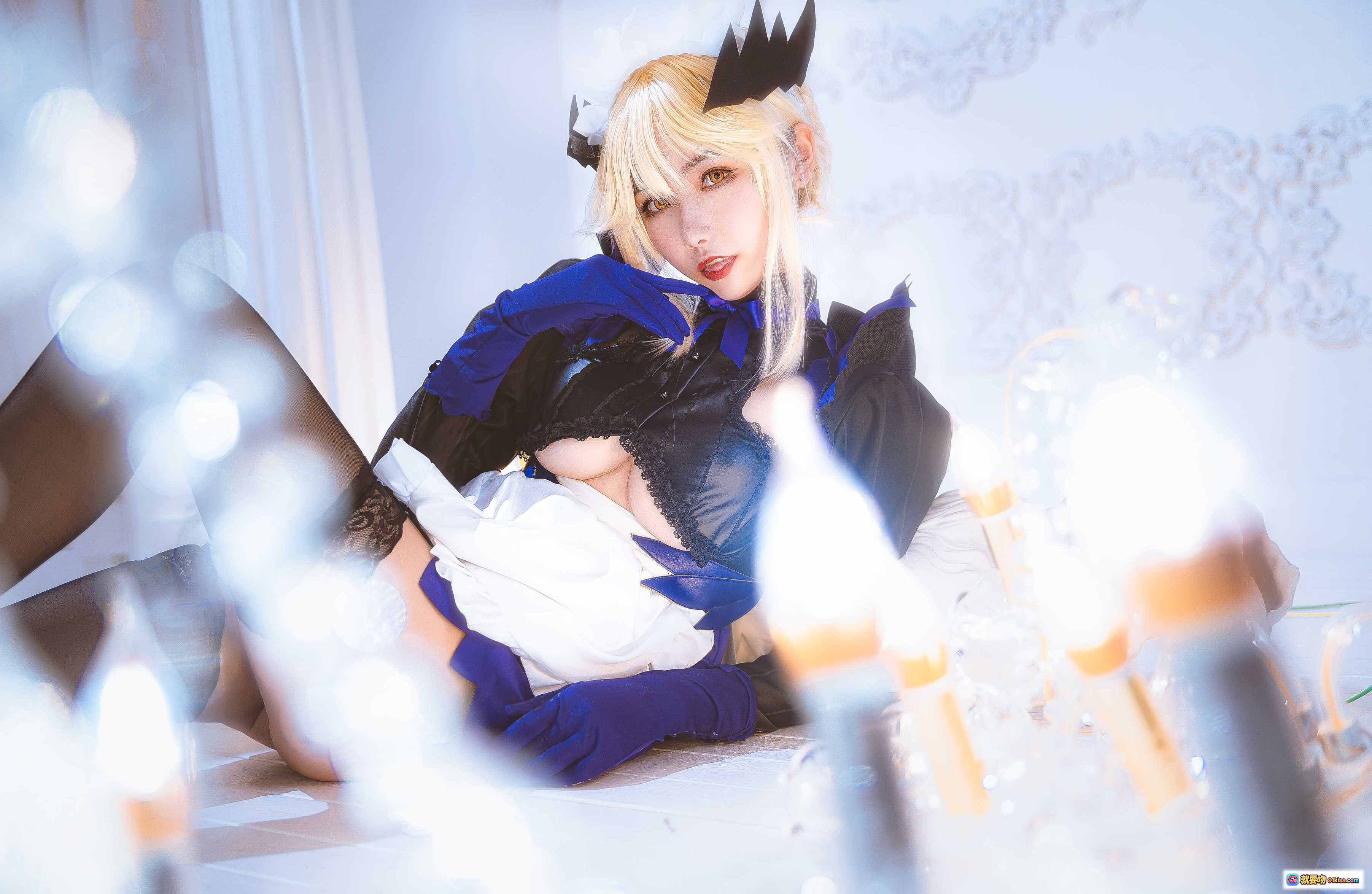 图片[2] - Momoko葵葵NO.012黑枪呆女仆Cosplay写真｜金发恶魔角+蓝黑女仆装+蕾丝黑丝+室内光影氛围感美图 - 就要吻