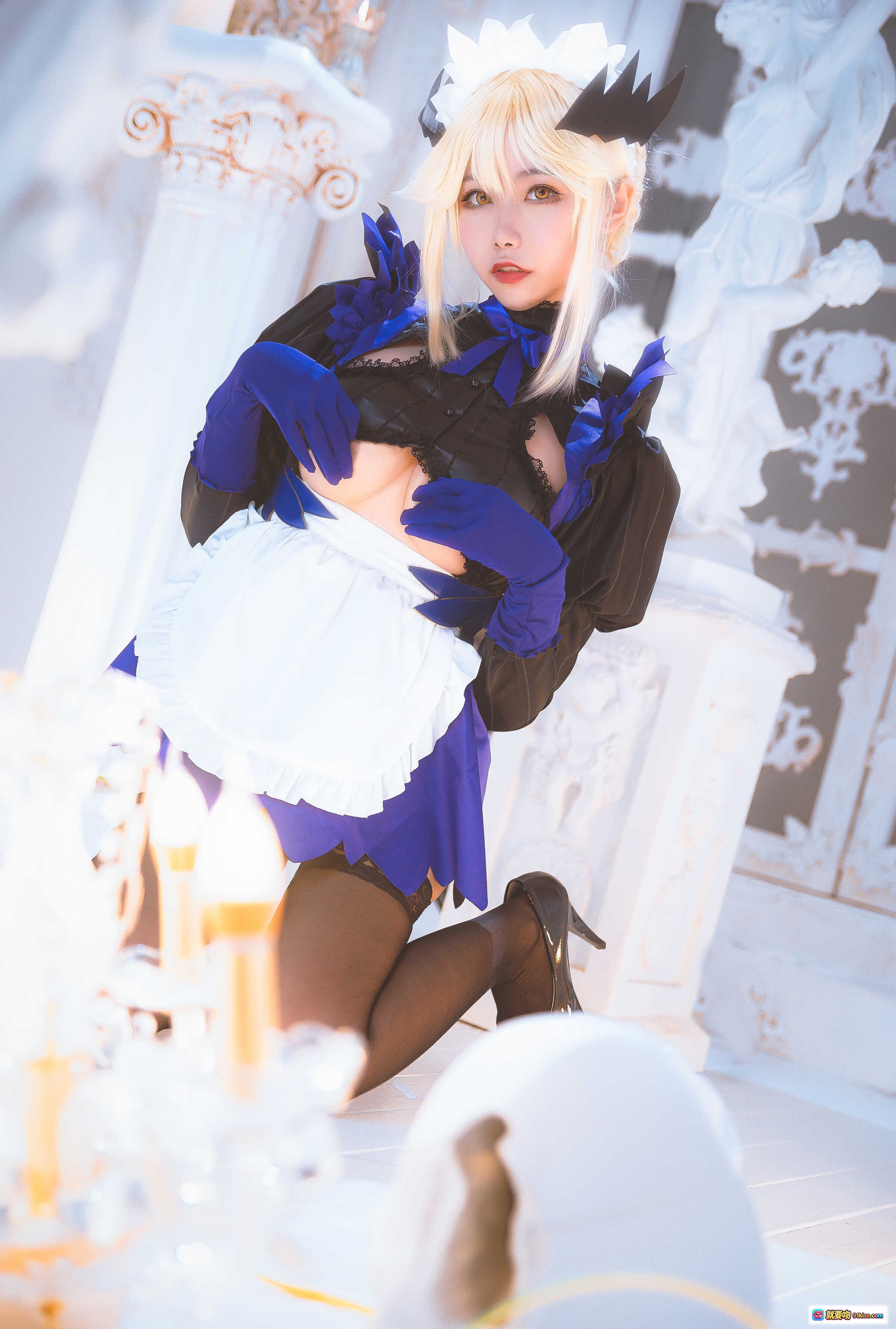 图片[5] - Momoko葵葵NO.012黑枪呆女仆Cosplay写真｜金发恶魔角+蓝黑女仆装+蕾丝黑丝+室内光影氛围感美图 - 就要吻