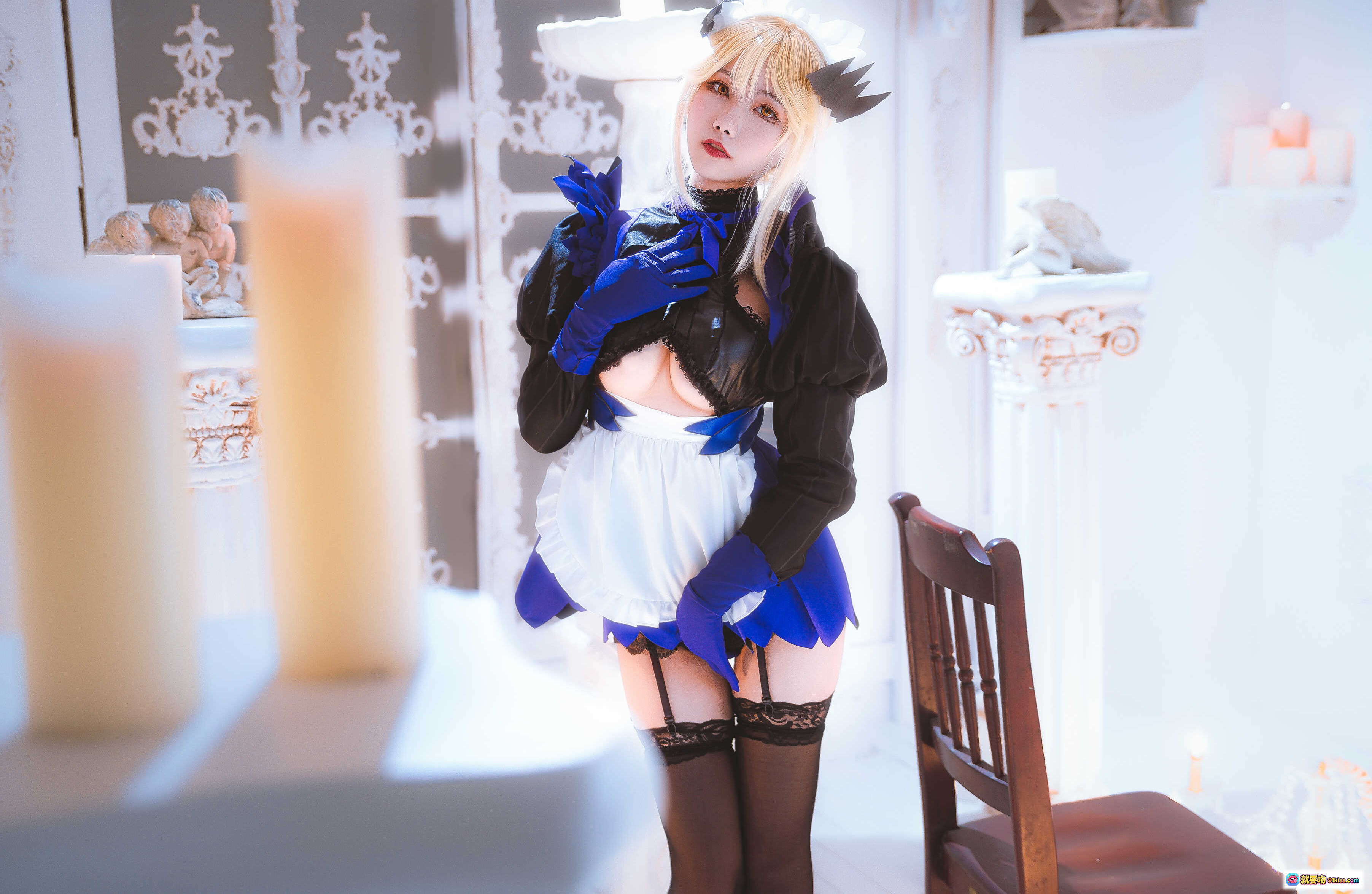 图片[10] - Momoko葵葵NO.012黑枪呆女仆Cosplay写真｜金发恶魔角+蓝黑女仆装+蕾丝黑丝+室内光影氛围感美图 - 就要吻