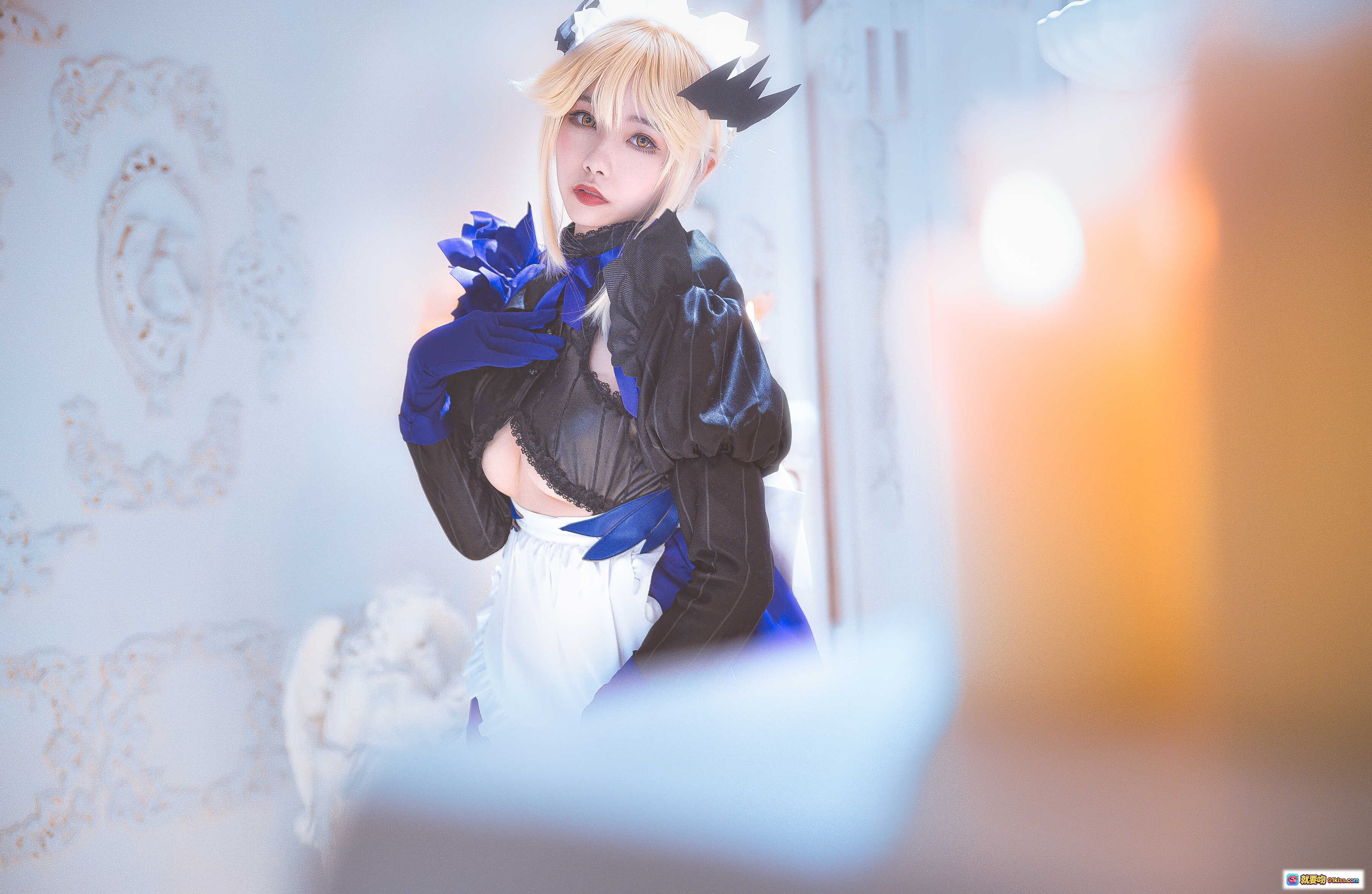 图片[9] - Momoko葵葵NO.012黑枪呆女仆Cosplay写真｜金发恶魔角+蓝黑女仆装+蕾丝黑丝+室内光影氛围感美图 - 就要吻