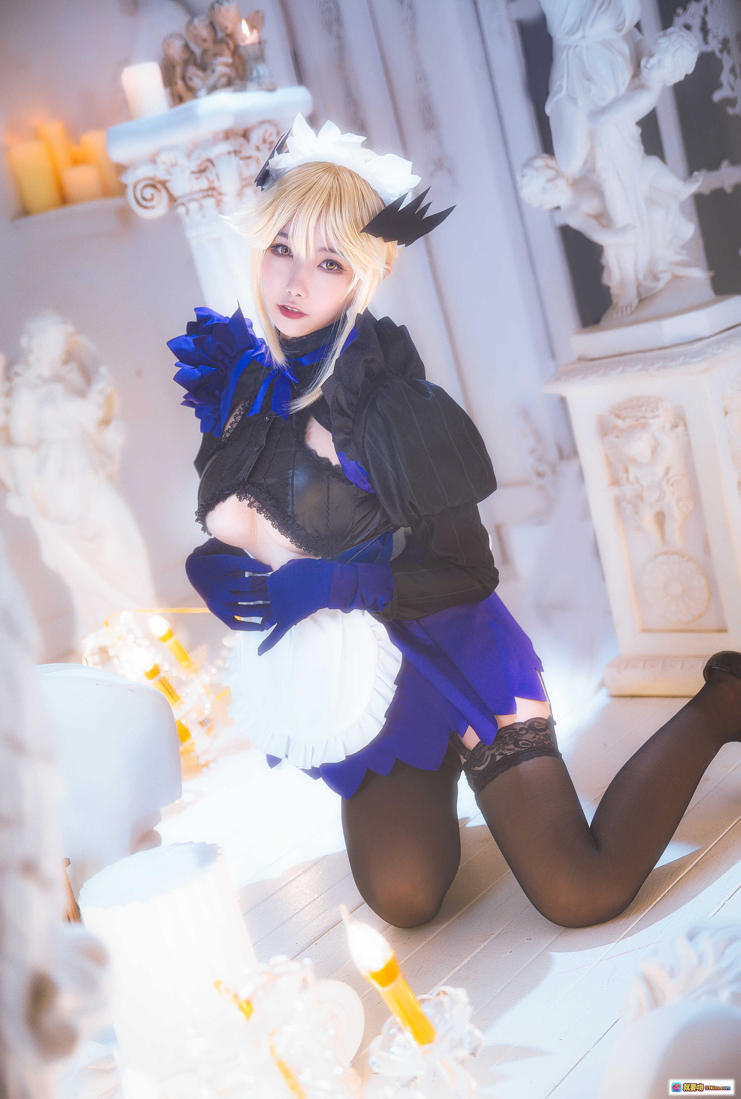 图片[3] - Momoko葵葵NO.012黑枪呆女仆Cosplay写真｜金发恶魔角+蓝黑女仆装+蕾丝黑丝+室内光影氛围感美图 - 就要吻