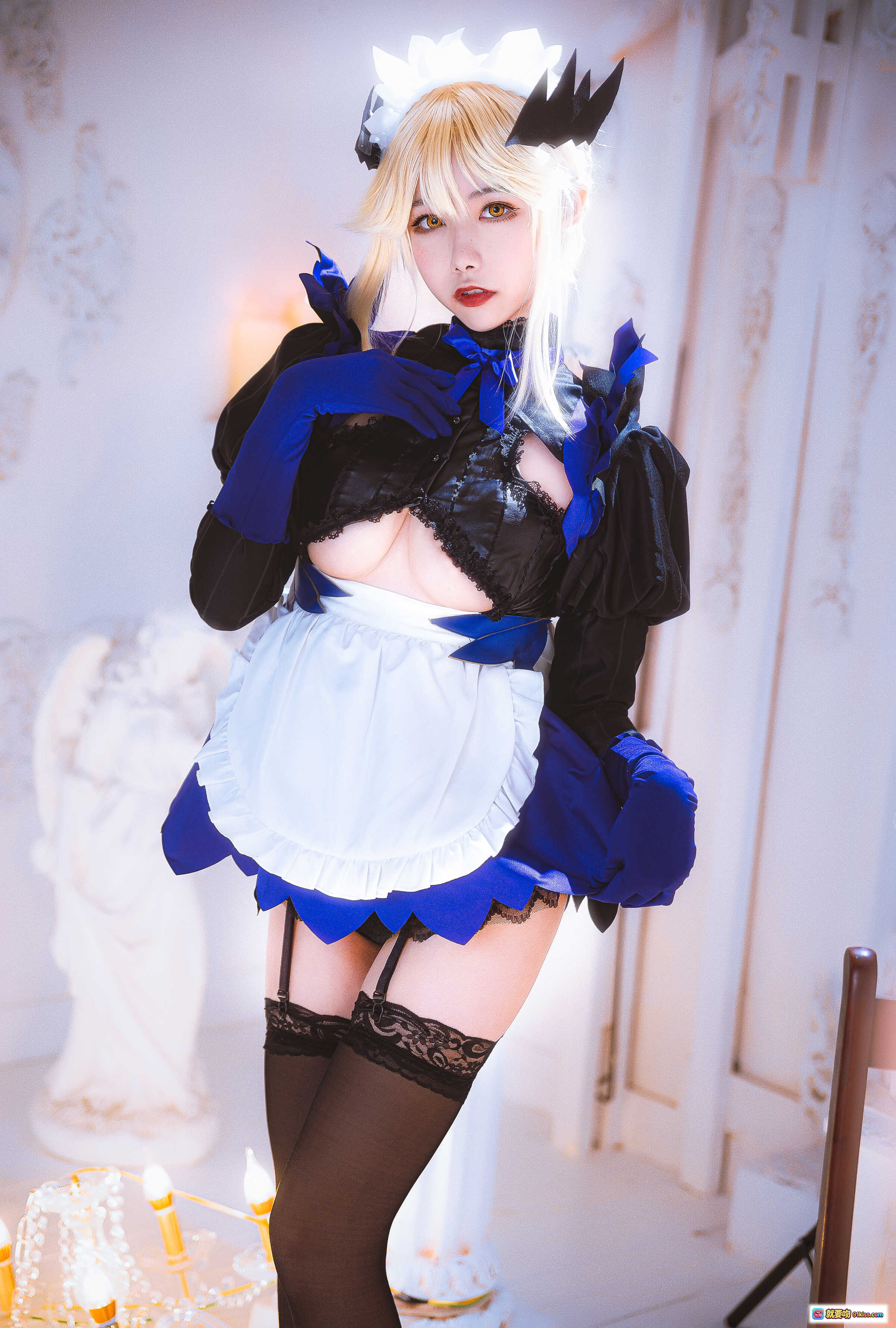 图片[7] - Momoko葵葵NO.012黑枪呆女仆Cosplay写真｜金发恶魔角+蓝黑女仆装+蕾丝黑丝+室内光影氛围感美图 - 就要吻