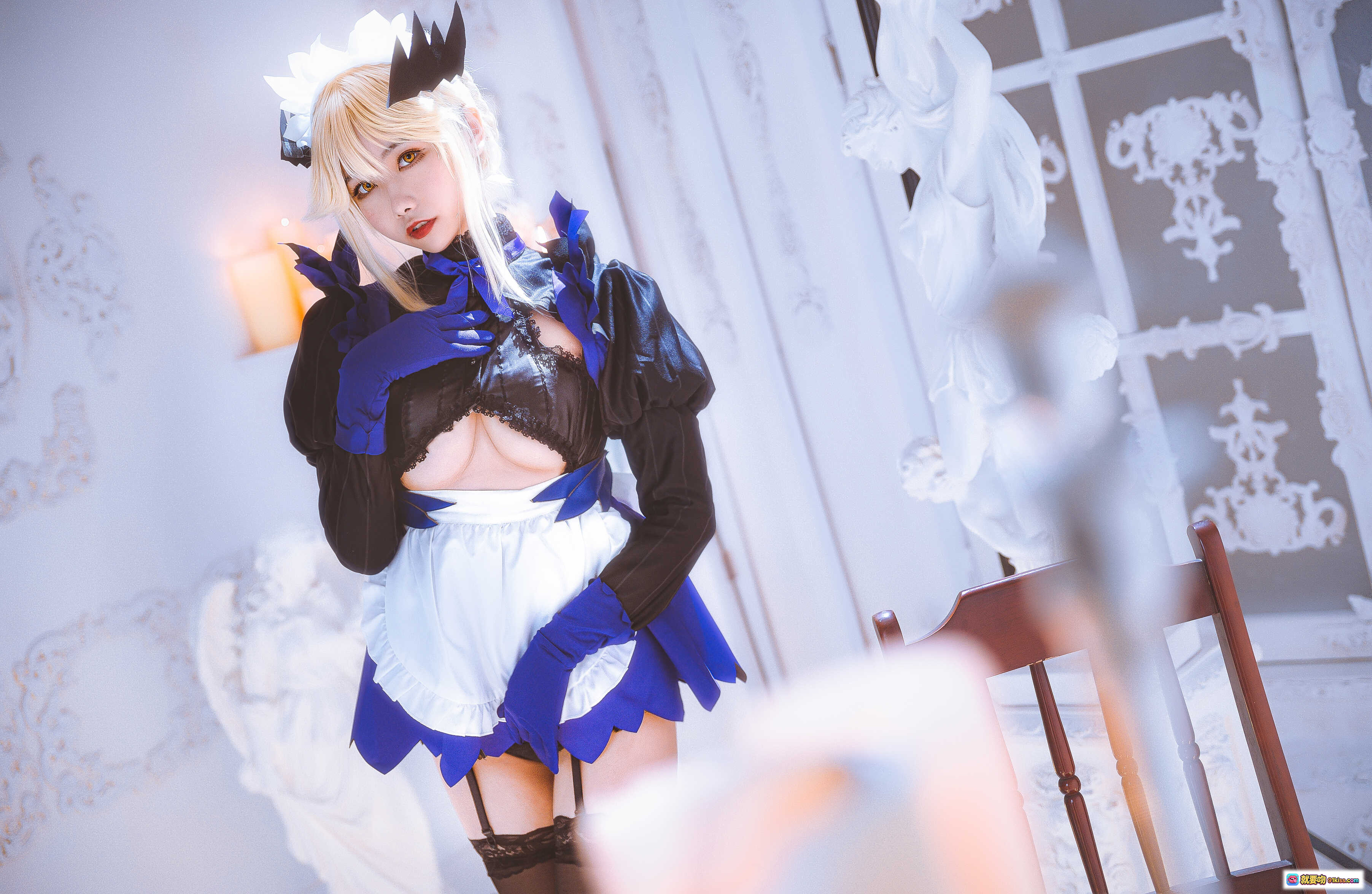 图片[8] - Momoko葵葵NO.012黑枪呆女仆Cosplay写真｜金发恶魔角+蓝黑女仆装+蕾丝黑丝+室内光影氛围感美图 - 就要吻