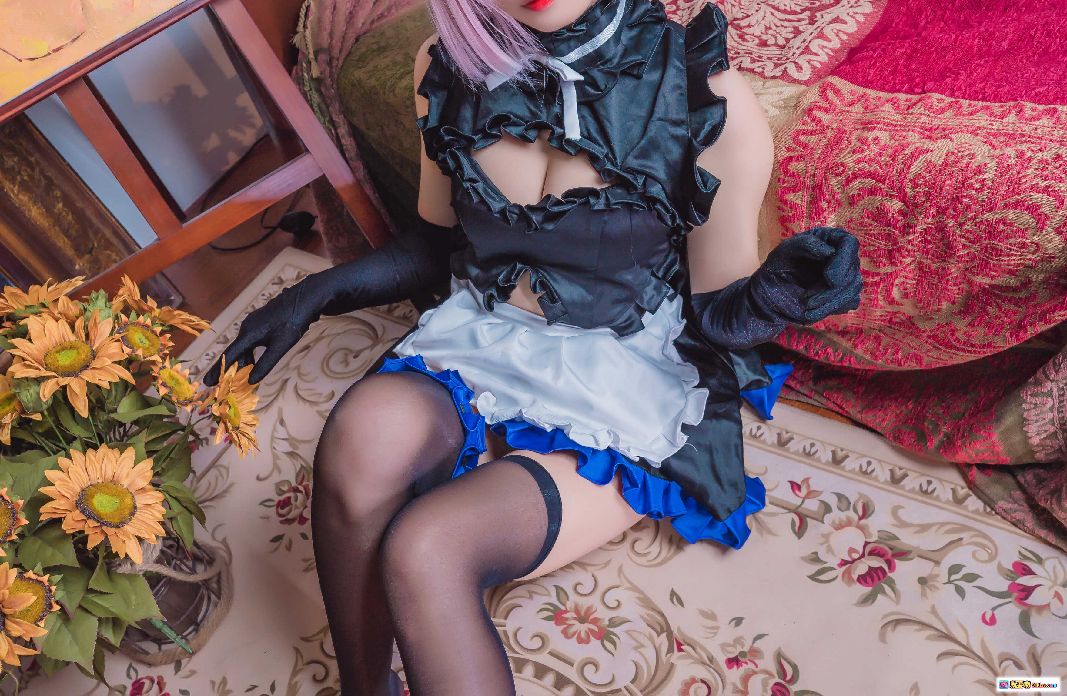 图片[1] - 墨玉-M 玛修女仆cos写真 | 黑色蕾丝女仆装+蓝白裙摆+黑丝长腿+粉色短发+复古沙发场景 | 40P高清美图 - 就要吻