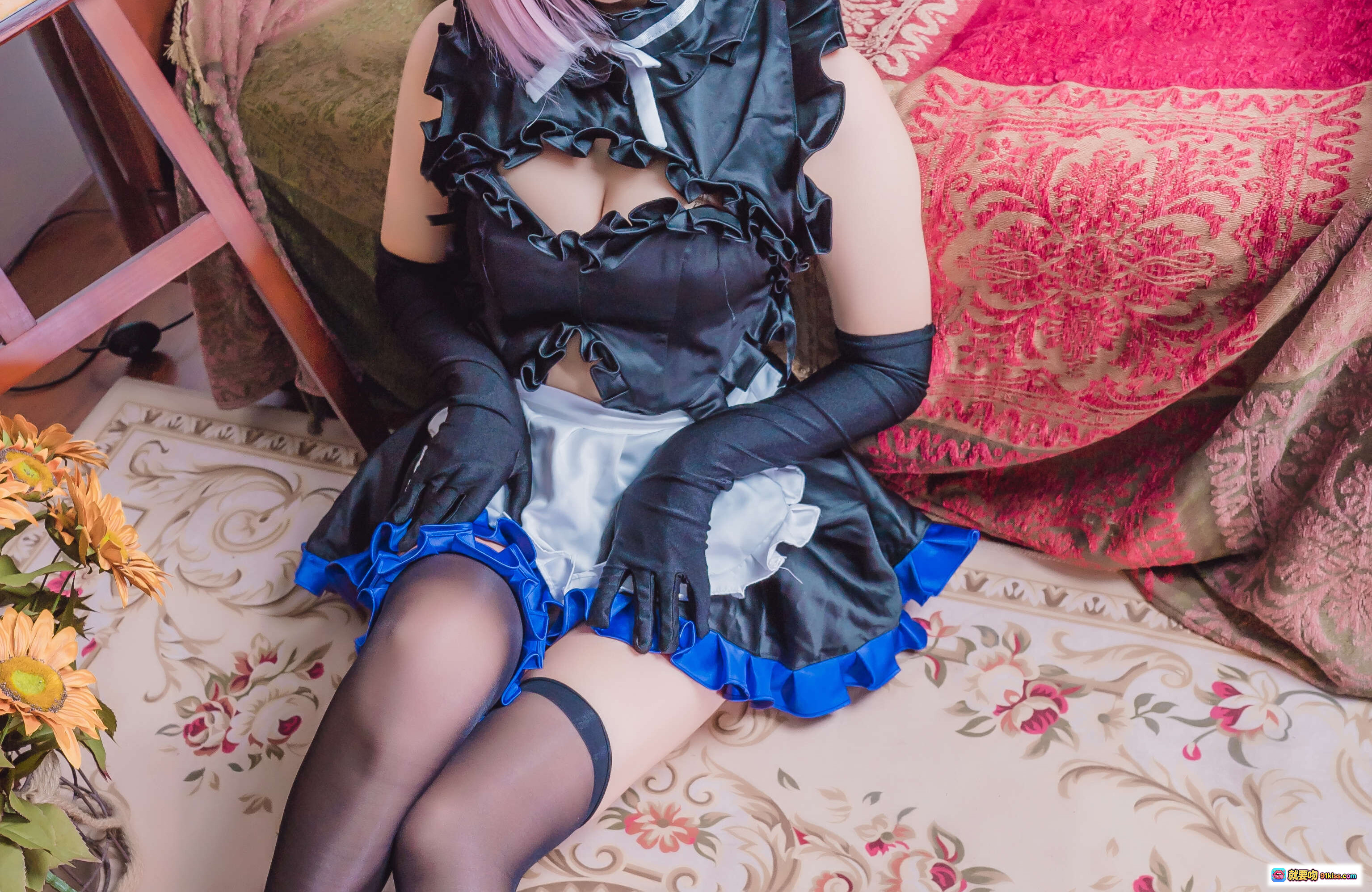 图片[9] - 墨玉-M 玛修女仆cos写真 | 黑色蕾丝女仆装+蓝白裙摆+黑丝长腿+粉色短发+复古沙发场景 | 40P高清美图 - 就要吻