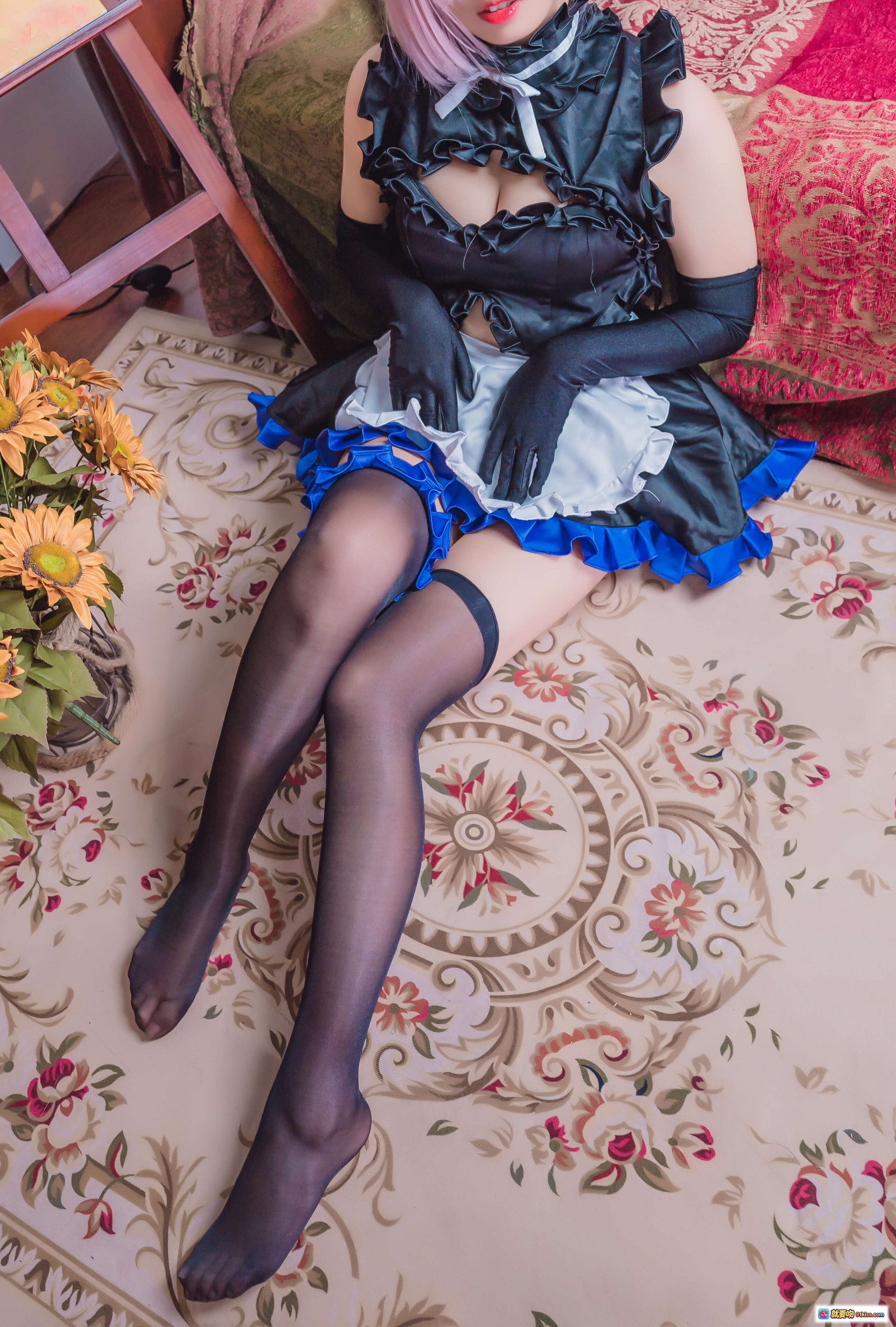 图片[8] - 墨玉-M 玛修女仆cos写真 | 黑色蕾丝女仆装+蓝白裙摆+黑丝长腿+粉色短发+复古沙发场景 | 40P高清美图 - 就要吻