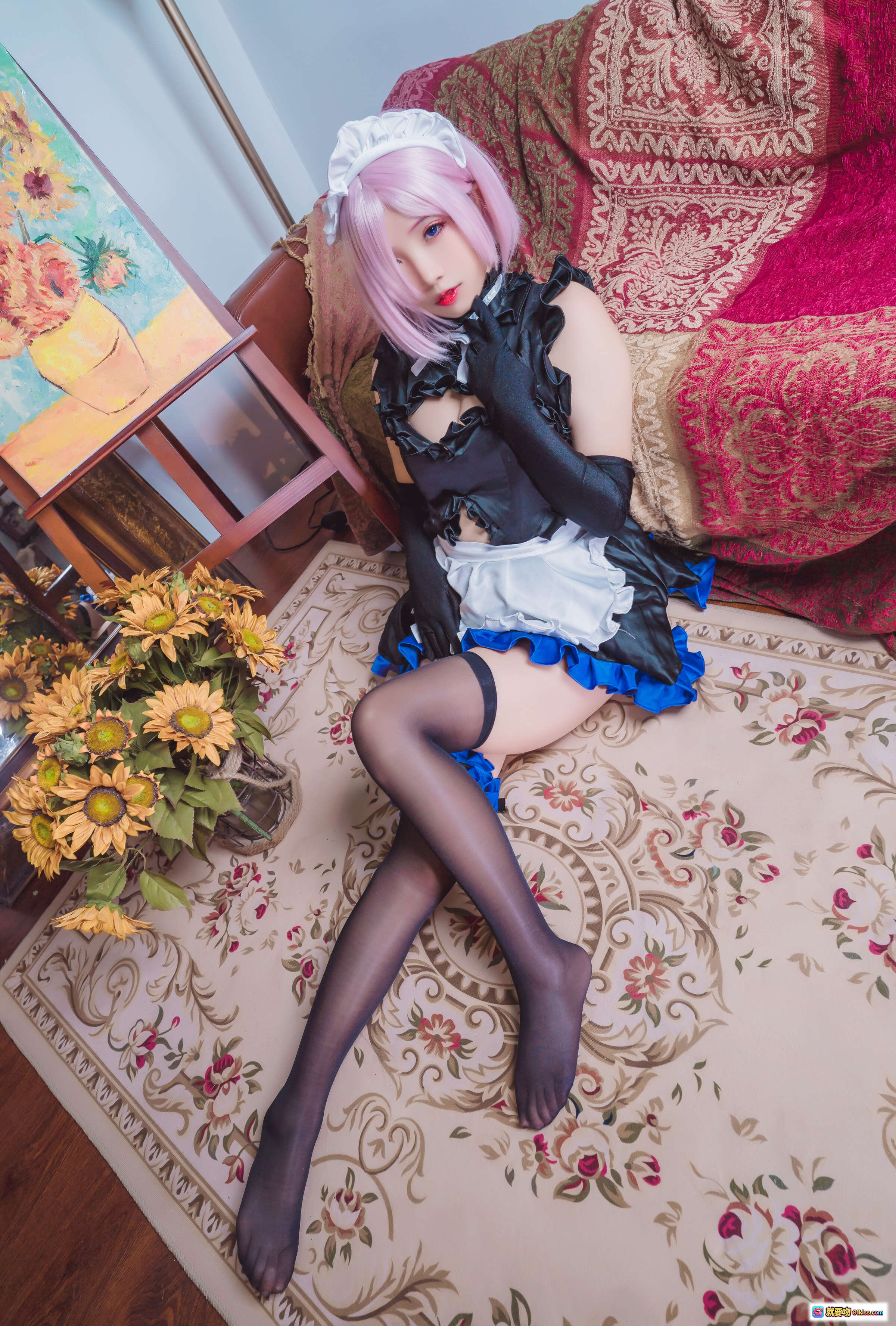 图片[3] - 墨玉-M 玛修女仆cos写真 | 黑色蕾丝女仆装+蓝白裙摆+黑丝长腿+粉色短发+复古沙发场景 | 40P高清美图 - 就要吻