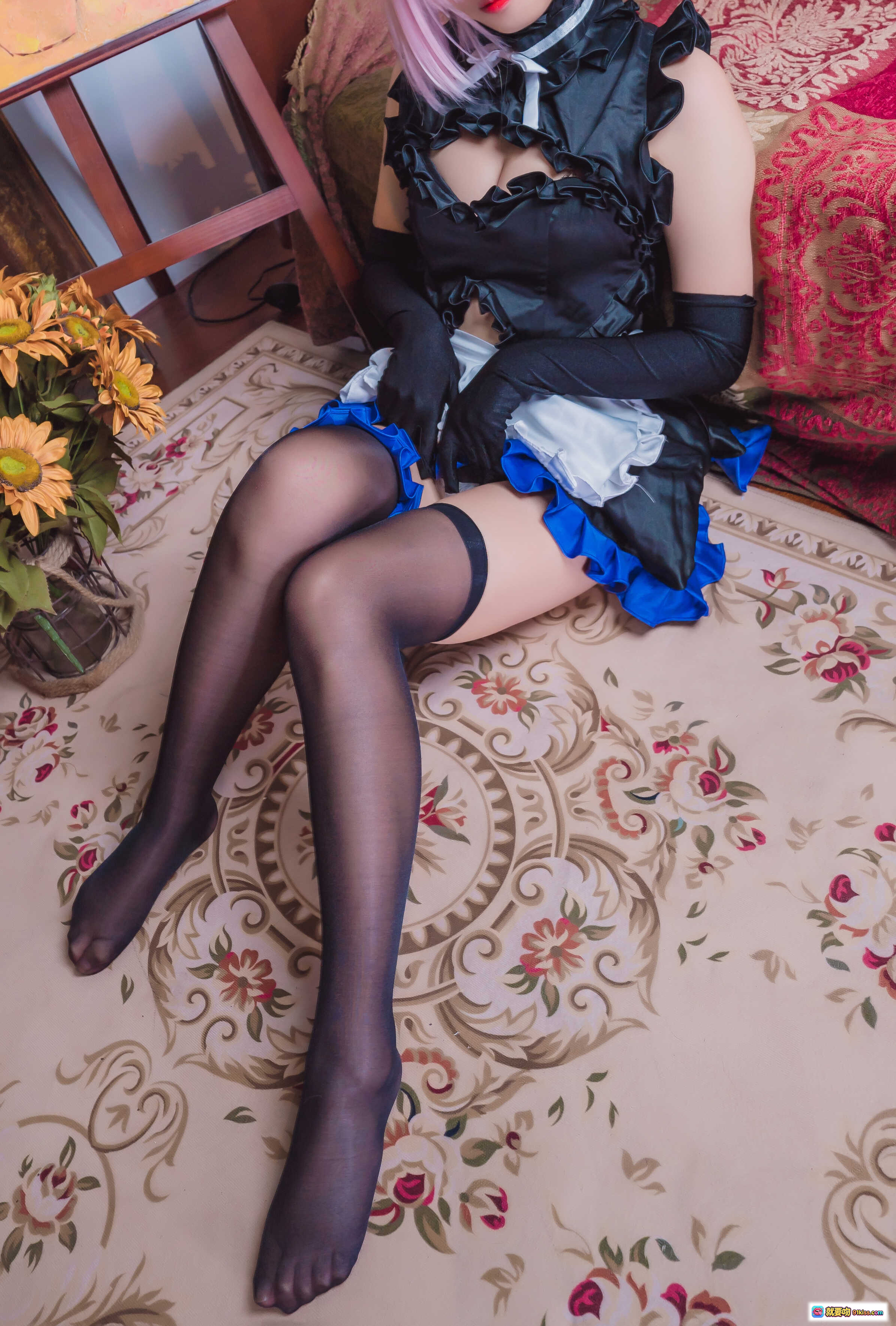 图片[5] - 墨玉-M 玛修女仆cos写真 | 黑色蕾丝女仆装+蓝白裙摆+黑丝长腿+粉色短发+复古沙发场景 | 40P高清美图 - 就要吻