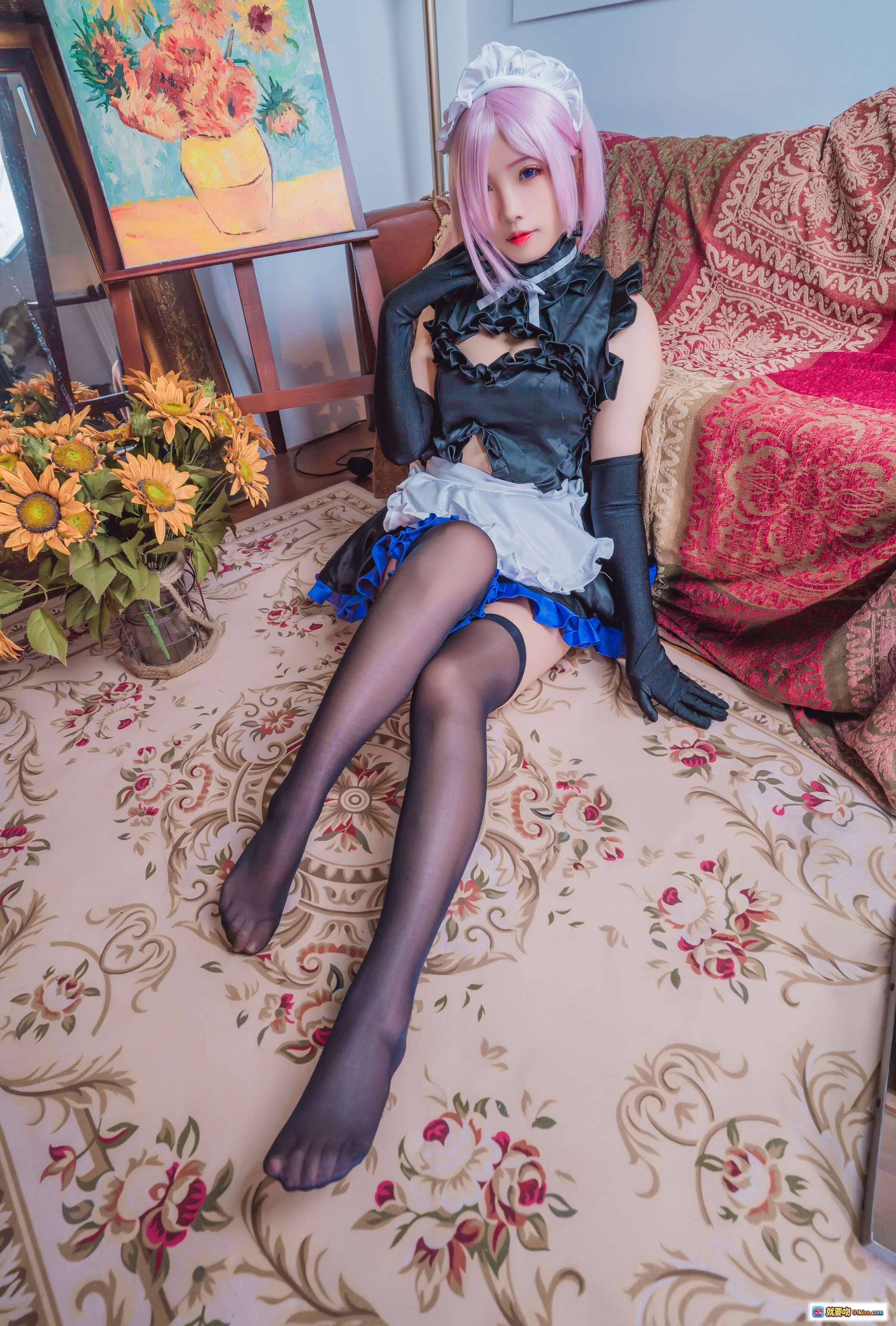 图片[7] - 墨玉-M 玛修女仆cos写真 | 黑色蕾丝女仆装+蓝白裙摆+黑丝长腿+粉色短发+复古沙发场景 | 40P高清美图 - 就要吻