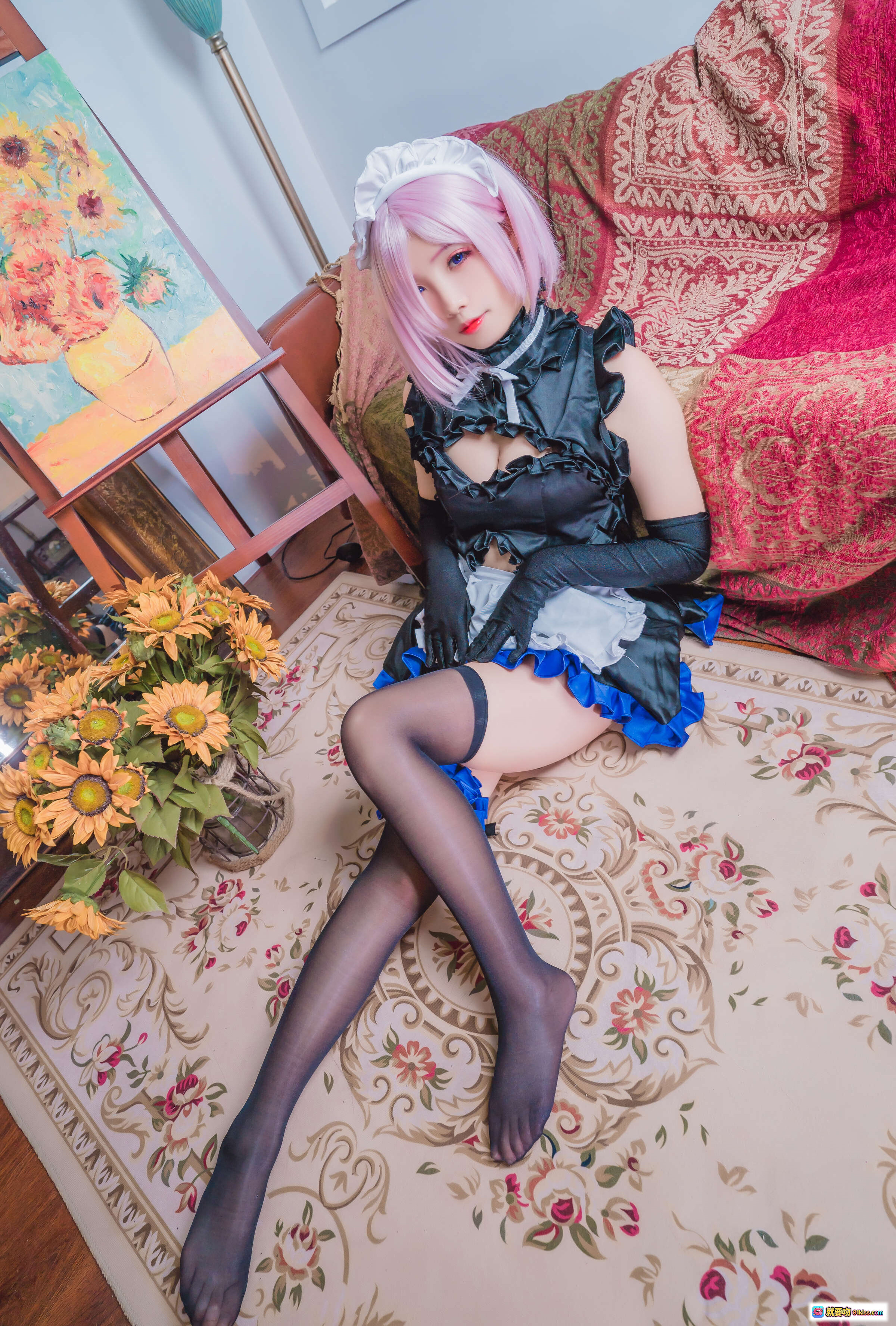 图片[4] - 墨玉-M 玛修女仆cos写真 | 黑色蕾丝女仆装+蓝白裙摆+黑丝长腿+粉色短发+复古沙发场景 | 40P高清美图 - 就要吻