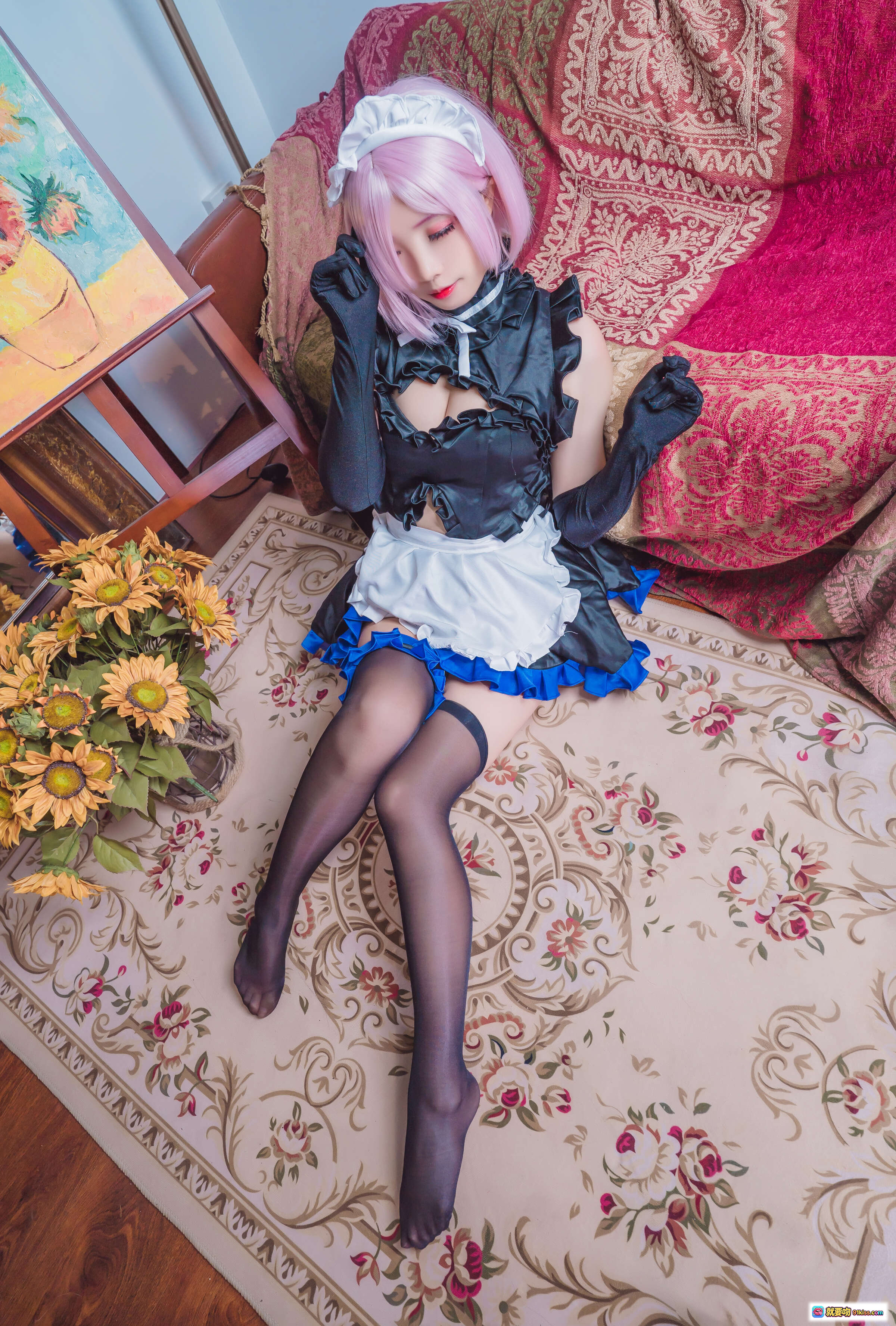 图片[2] - 墨玉-M 玛修女仆cos写真 | 黑色蕾丝女仆装+蓝白裙摆+黑丝长腿+粉色短发+复古沙发场景 | 40P高清美图 - 就要吻