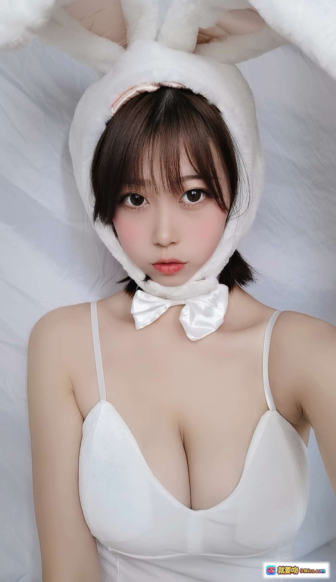 图片[1] - 奈汐酱NO.043 白色兔女郎写真 甜美少女风 深V吊带裙 萌系兔耳发箍 48P高清图集 - 就要吻